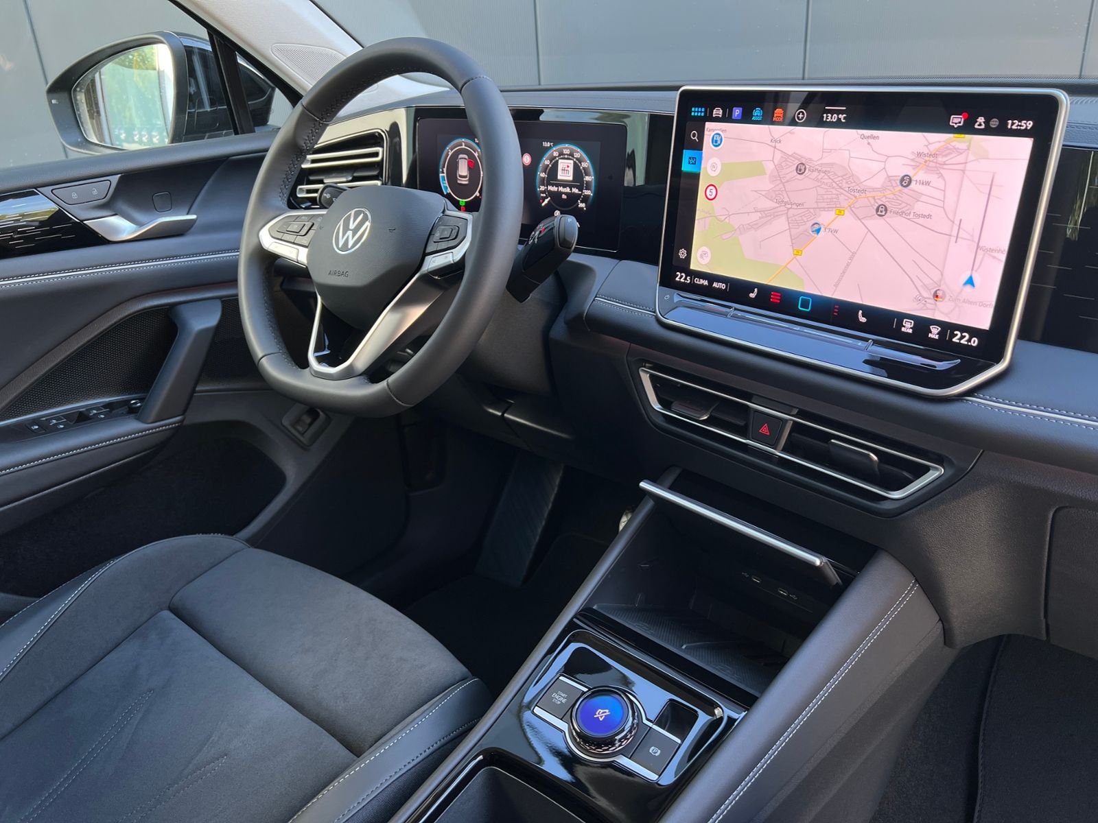 Fahrzeugabbildung Volkswagen Tiguan Elegance 2.0 TDI DSG *AHK, IQ.Light, LM'-