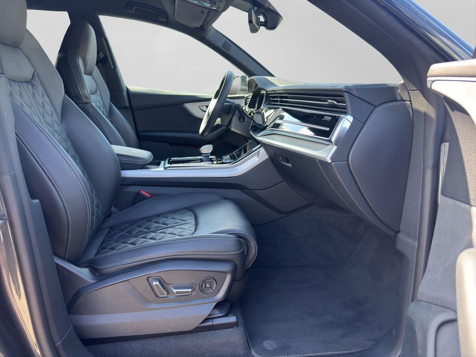 Audi Q8 TFSI e Q S LINE LEDER AHK LM22