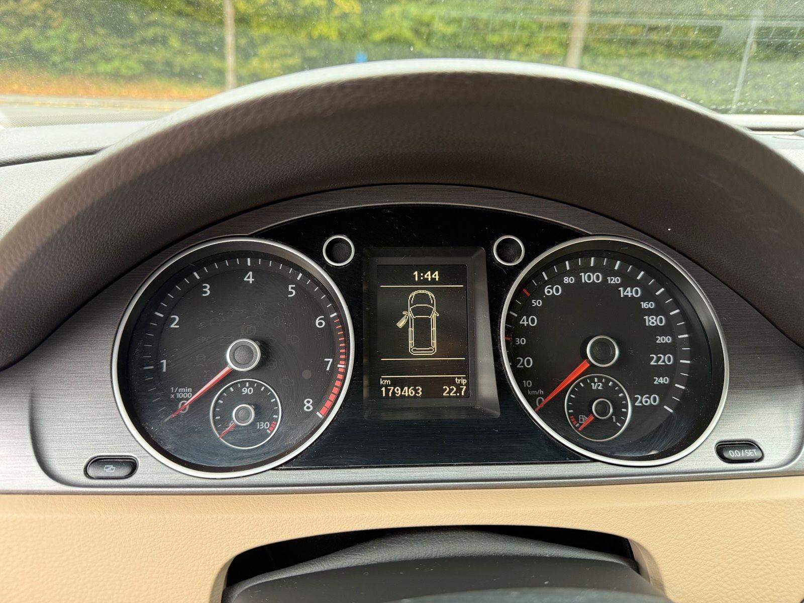 Volkswagen Passat 2011 — photo 8