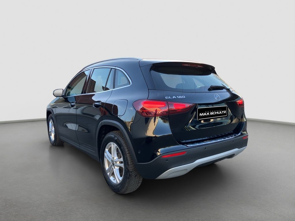 Fahrzeugabbildung Mercedes-Benz GLA 180 LED*AHK*NAVI*KAMERA*TOTWINKEL*DAB