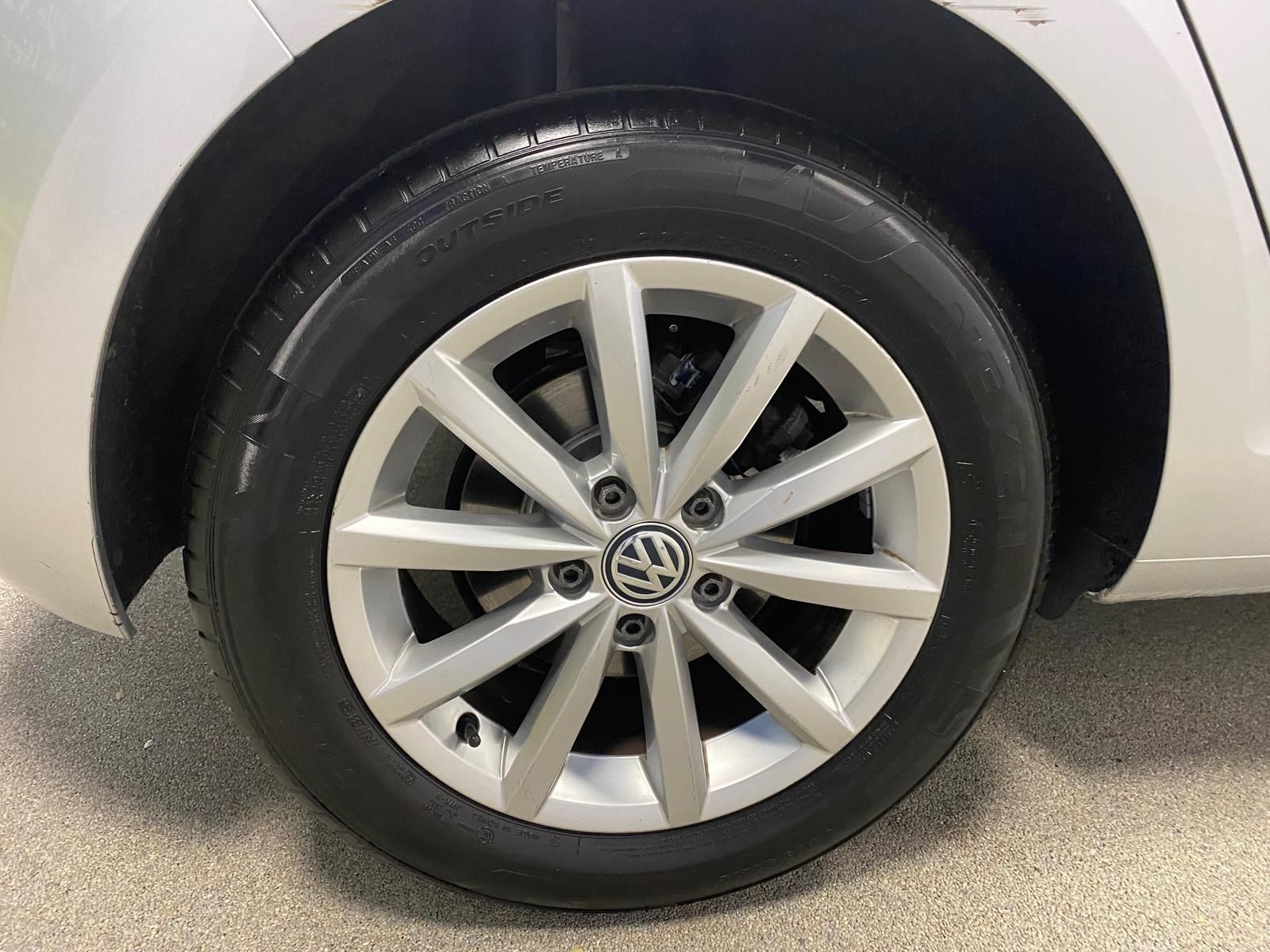 Fahrzeugabbildung Volkswagen Golf 1.2 TSI Lounge BMT+ PDC V&H+SITZHEIZ+KLIMA+