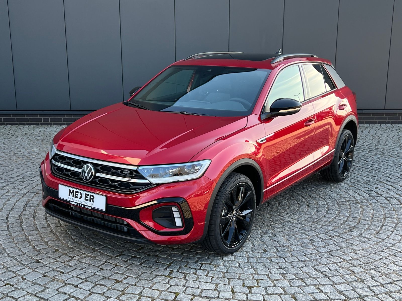 Fahrzeugabbildung Volkswagen T-Roc R-Line 1.5 TSI DSG *AHK, Pano, Black Style