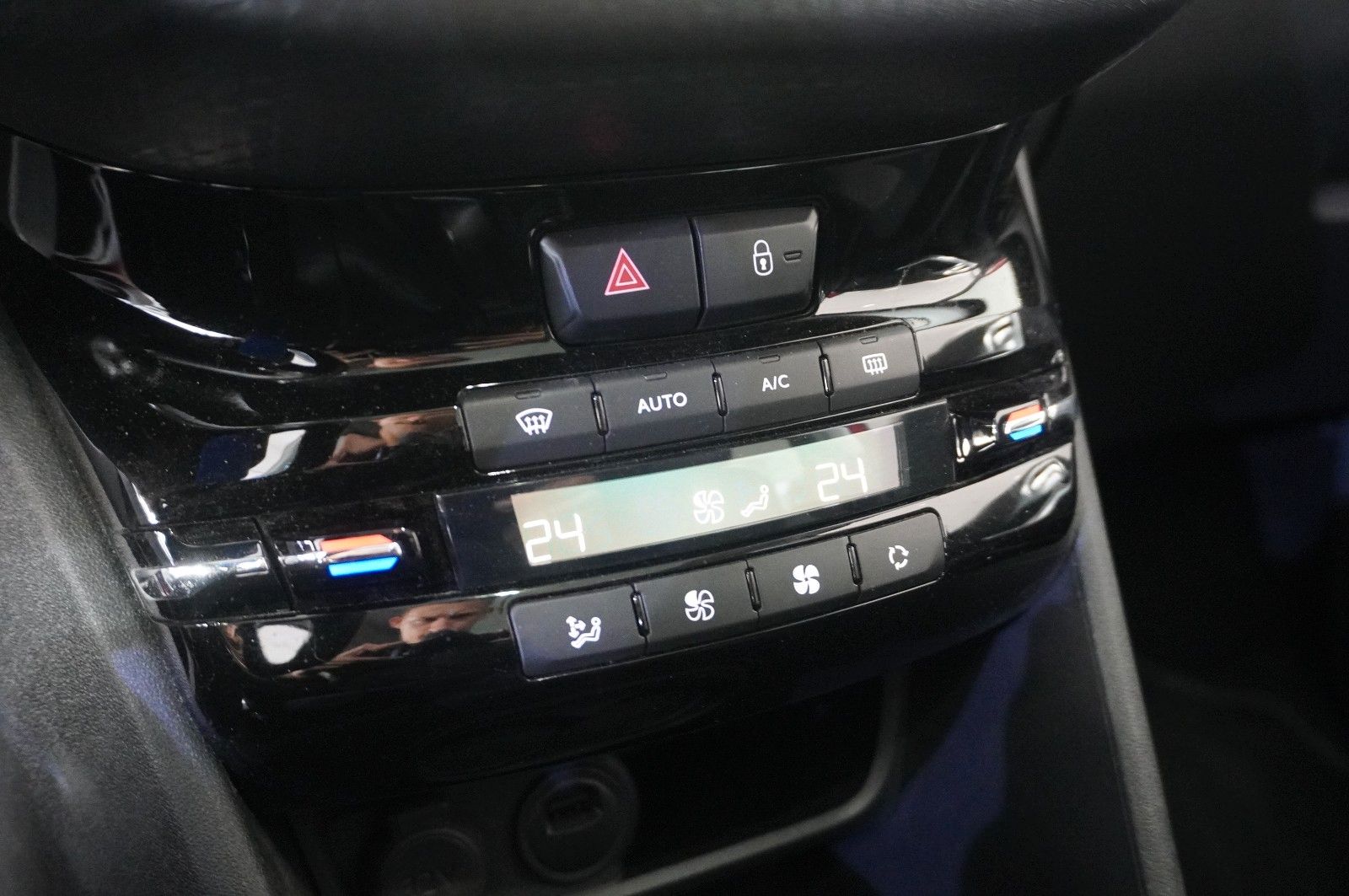 Fahrzeugabbildung Peugeot 2008 1.5D ALLURE NAVI/LED/KAMERA/SHZ/PANO./SPORT