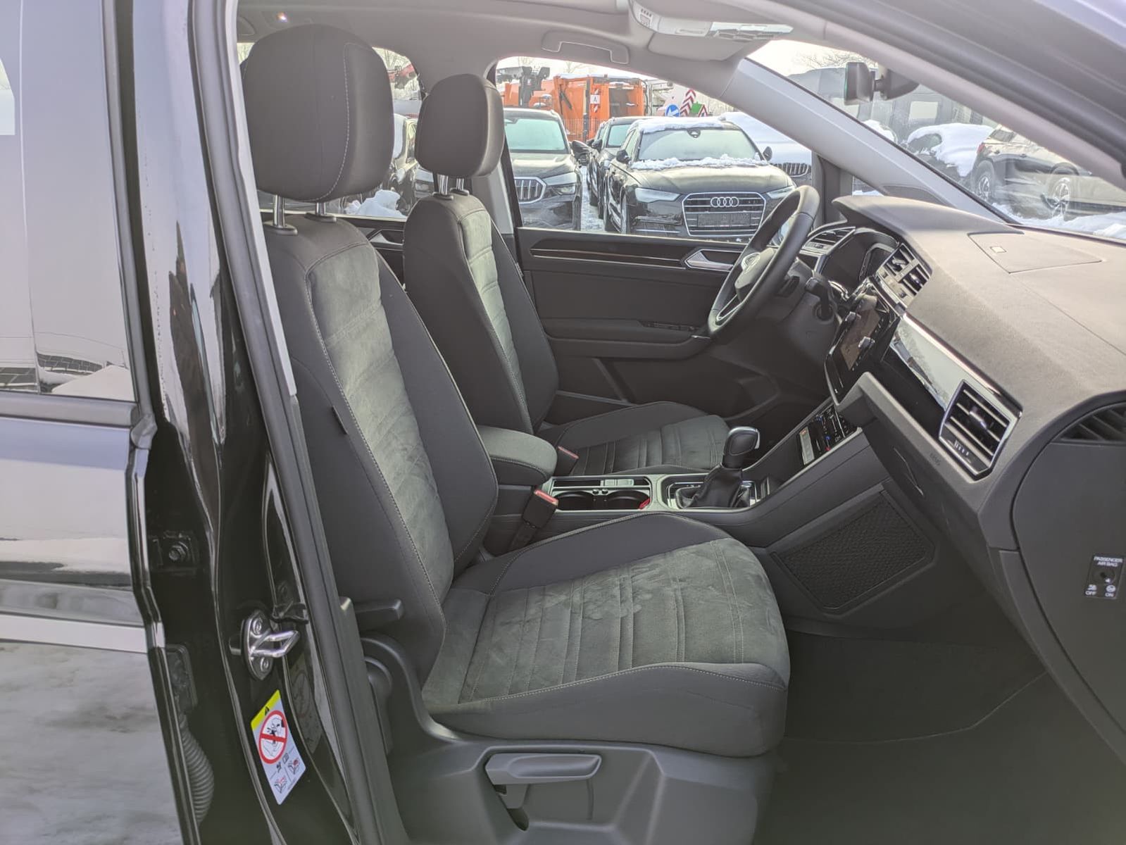 Fahrzeugabbildung Volkswagen Touran 2.0 DSG R-Line High BLACK Pano 7Si IQ AHK