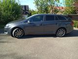 Toyota Avensis Combi 2,2-l-D-4D Automatik Executive...