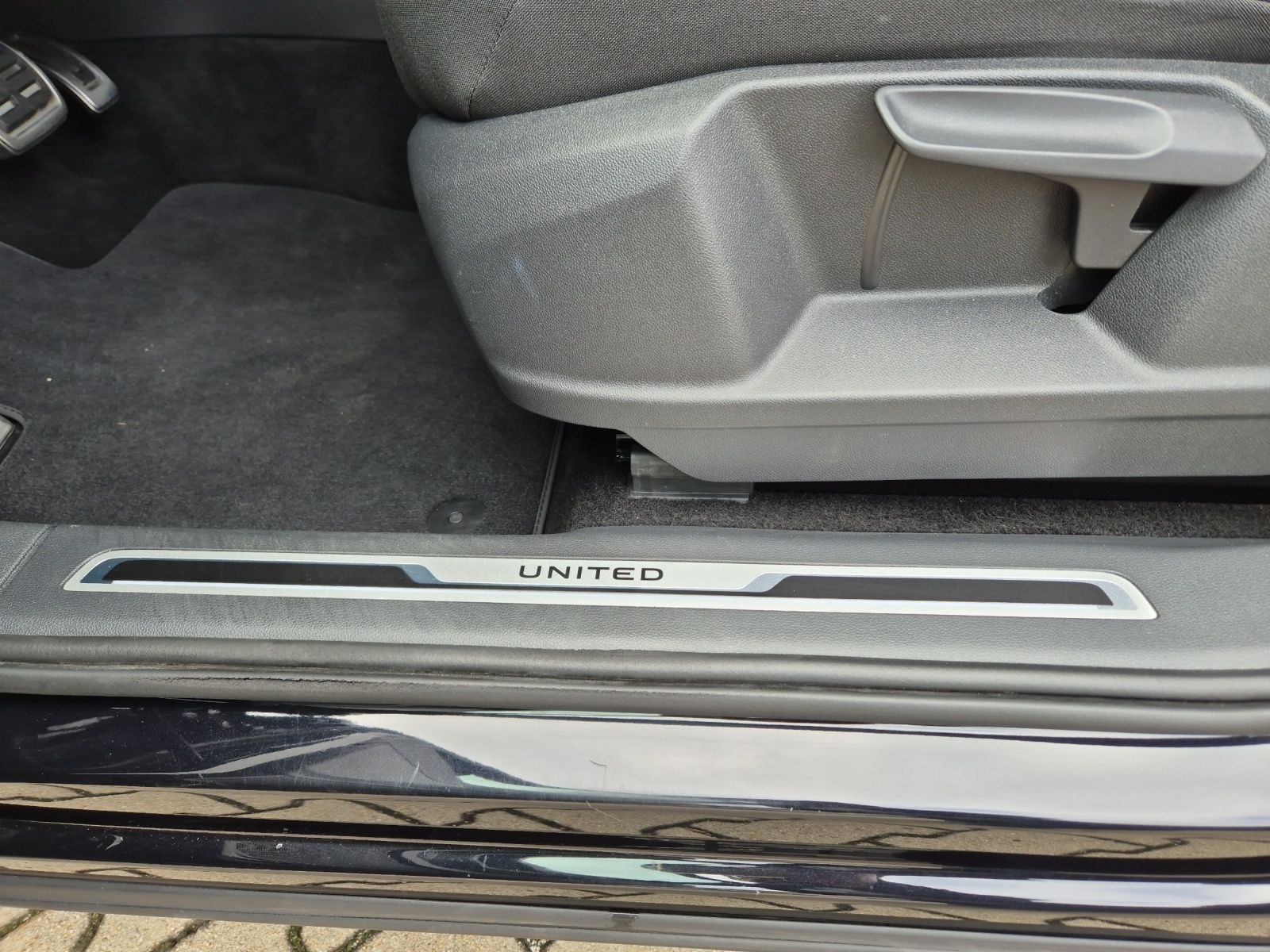 Fahrzeugabbildung Volkswagen Tiguan TSI United DSG LED Navi AID ACC Park-Assi
