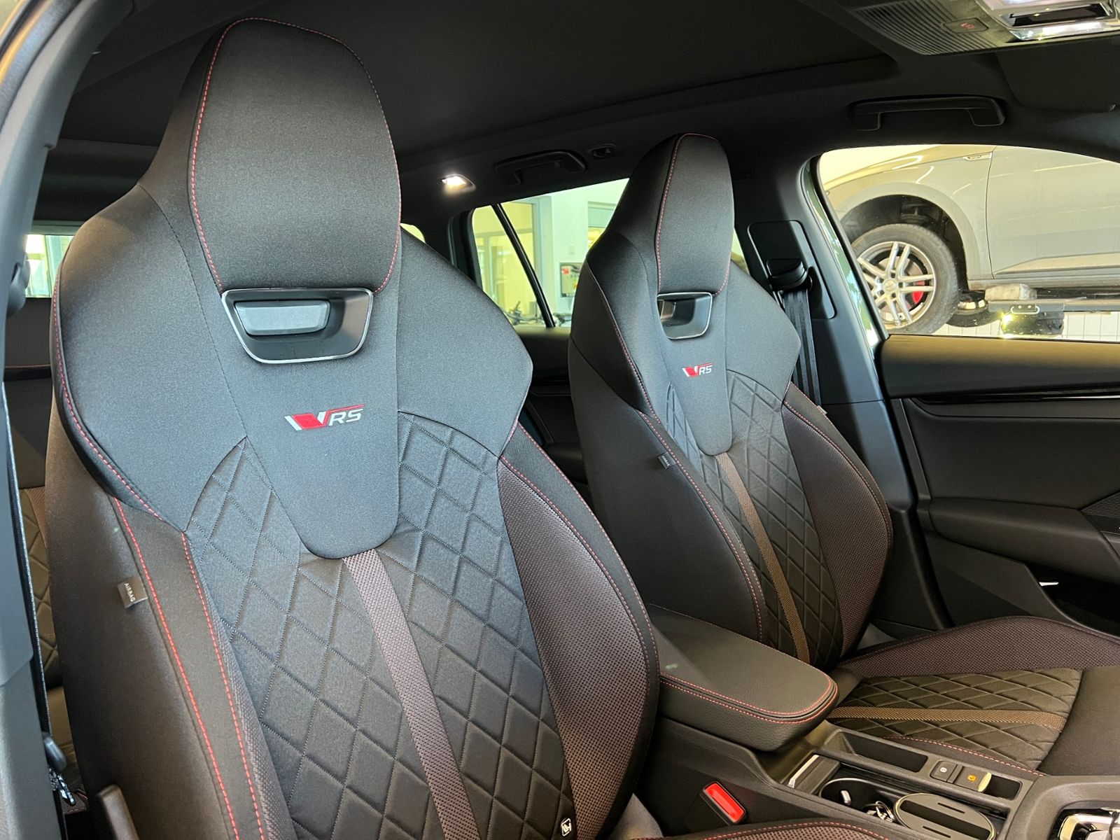 Fahrzeugabbildung SKODA Octavia Combi RS 2.0 TSI DSG *Panorama, AHK, Ind