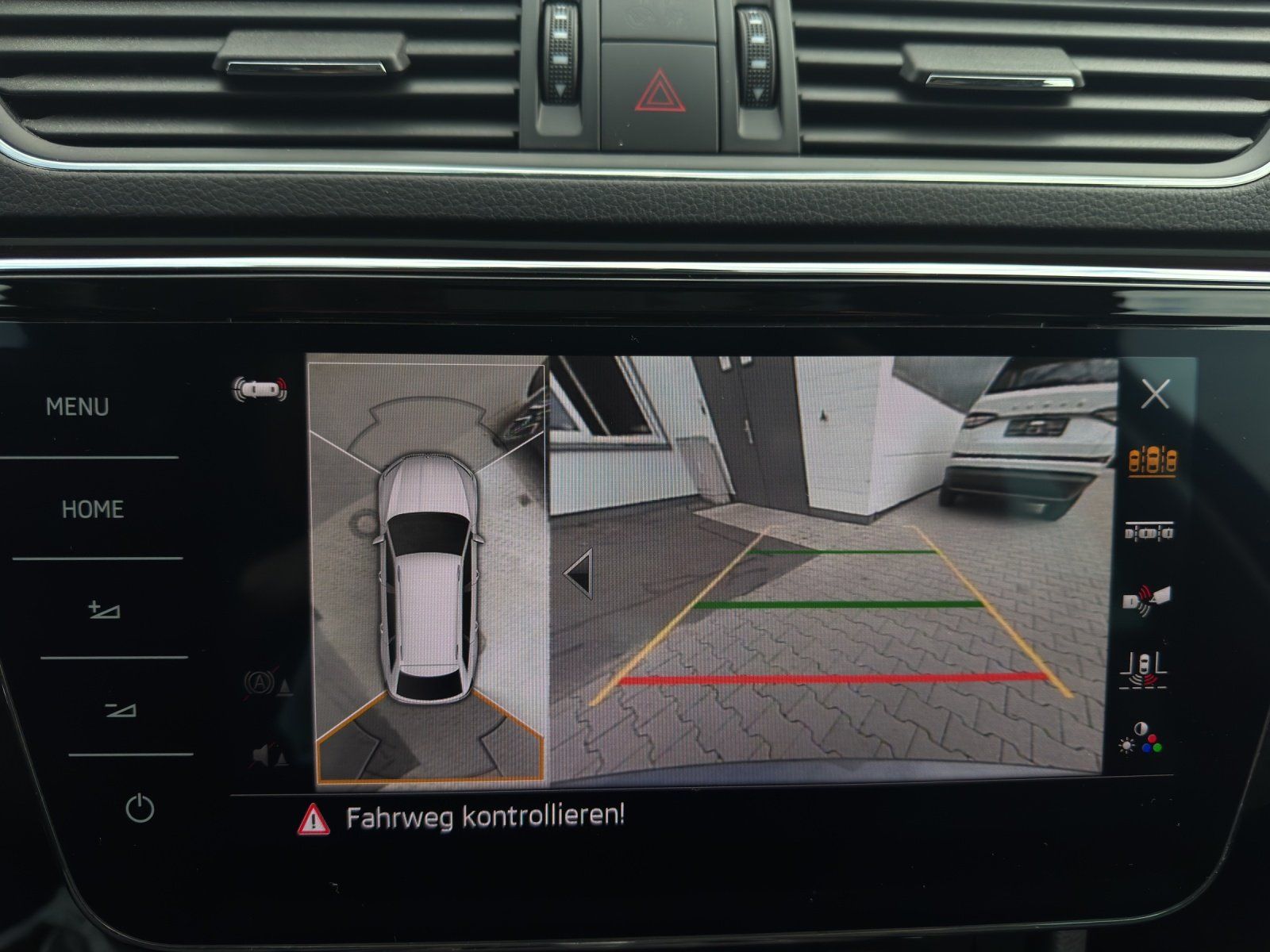 Fahrzeugabbildung SKODA Superb Combi 2.0 TSI Scout Final 4x4/AHK/PANO/