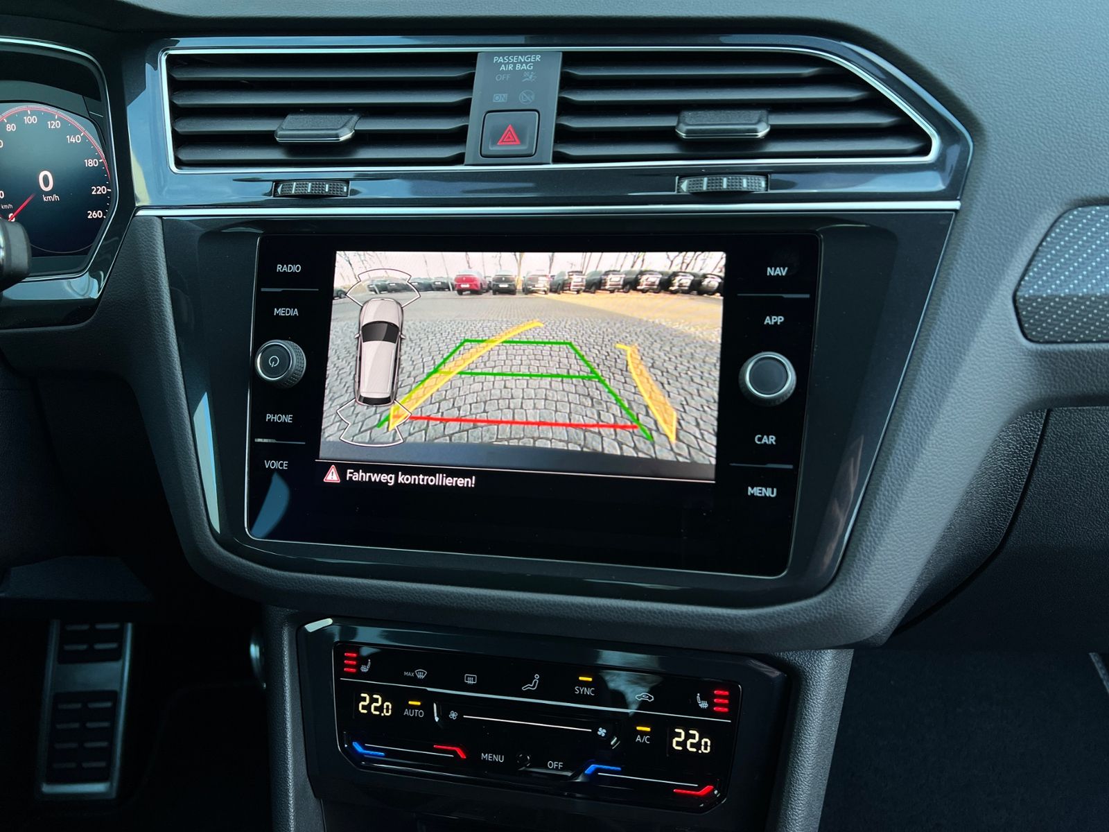 Fahrzeugabbildung Volkswagen Tiguan R-Line 1.5 TSI DSG *AHK, IQ-Light, Black