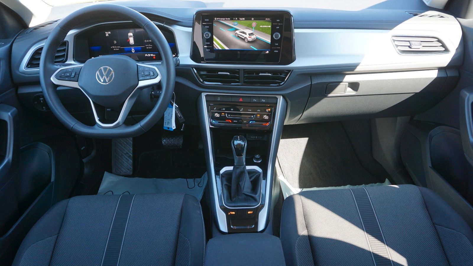 Fahrzeugabbildung Volkswagen T-Roc Life Navi,LED,Park/Lane Assist,SH