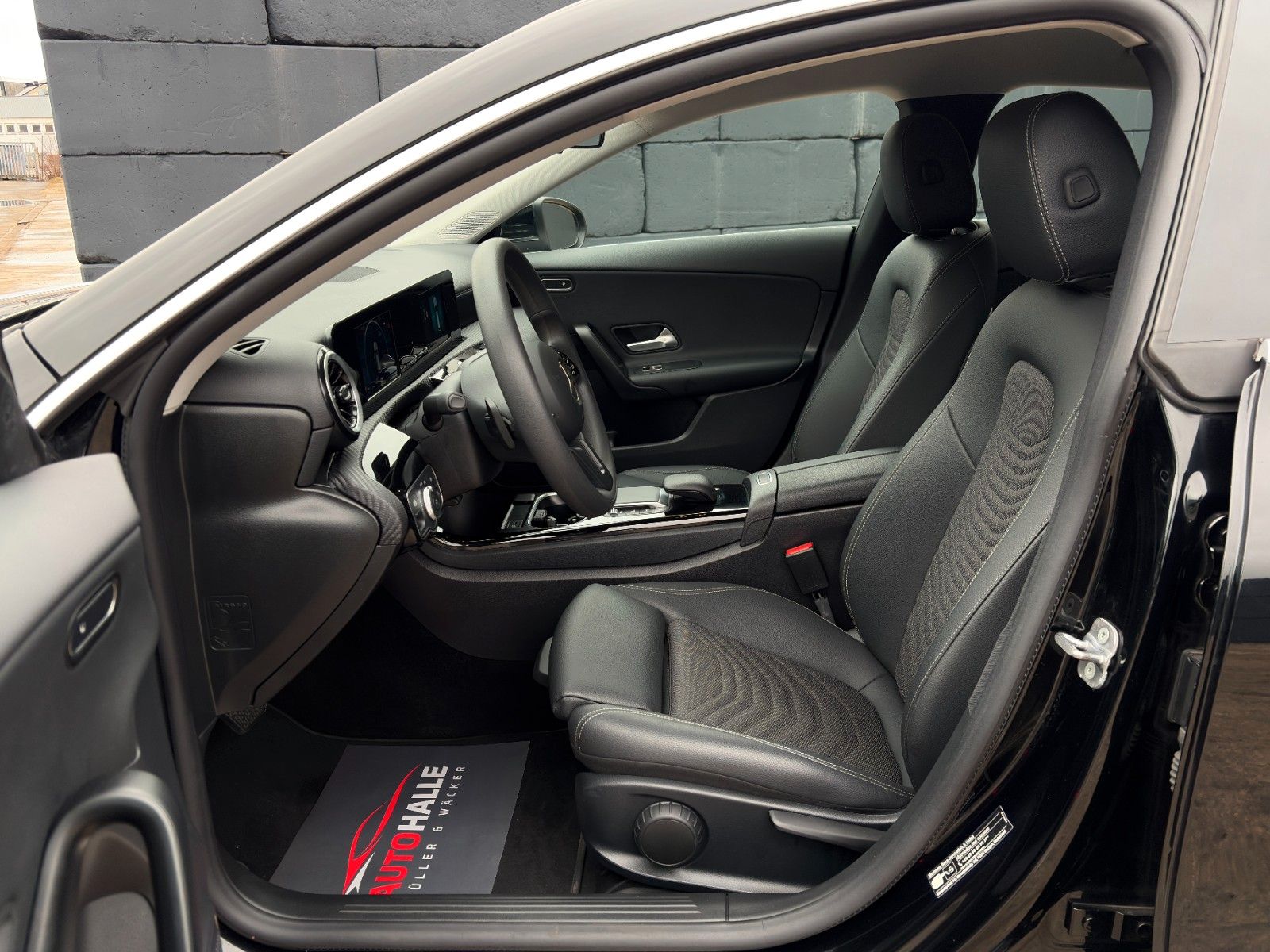 Fahrzeugabbildung Mercedes-Benz CLA 180 SB SHZ LKA TEMP MBUX Navi Wifi CarPlay