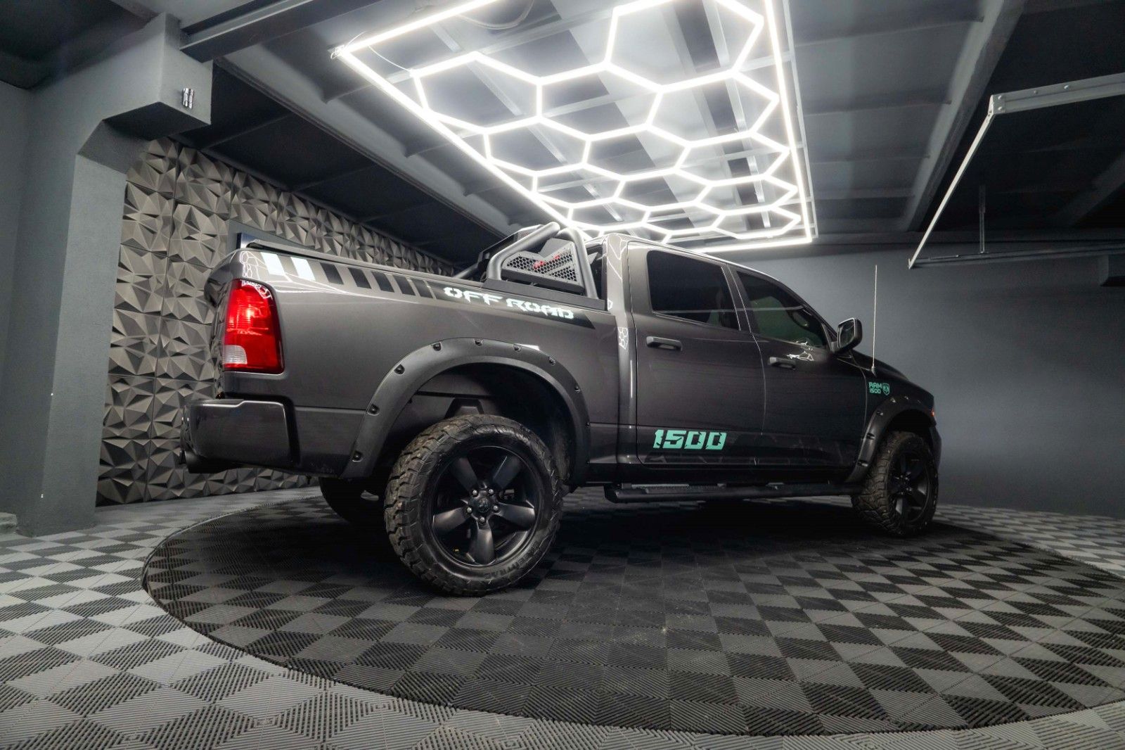 Fahrzeugabbildung Dodge RAM 5.7 V8 HEMI 4x4 OFFROAD Night-Paket *LED*