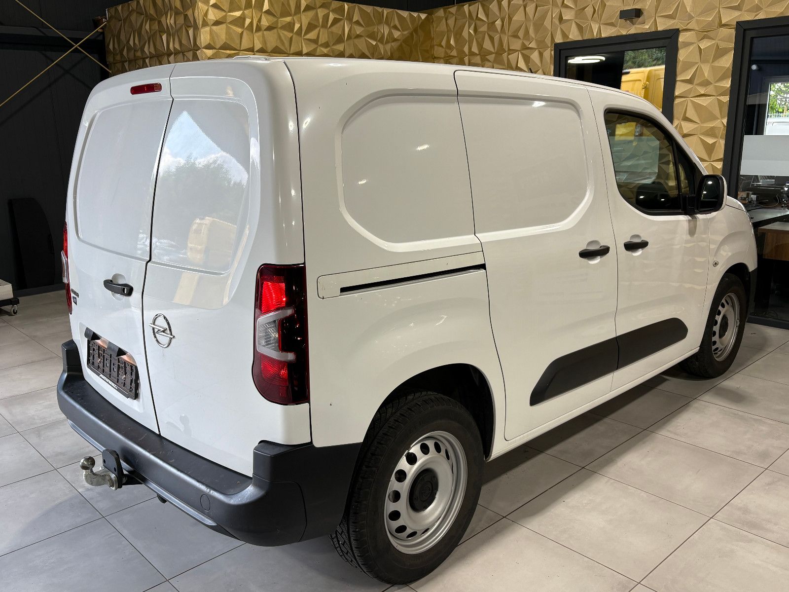Fahrzeugabbildung Opel Combo E Cargo Edition/2-SITZ/APPLE/AHK/KLIMA