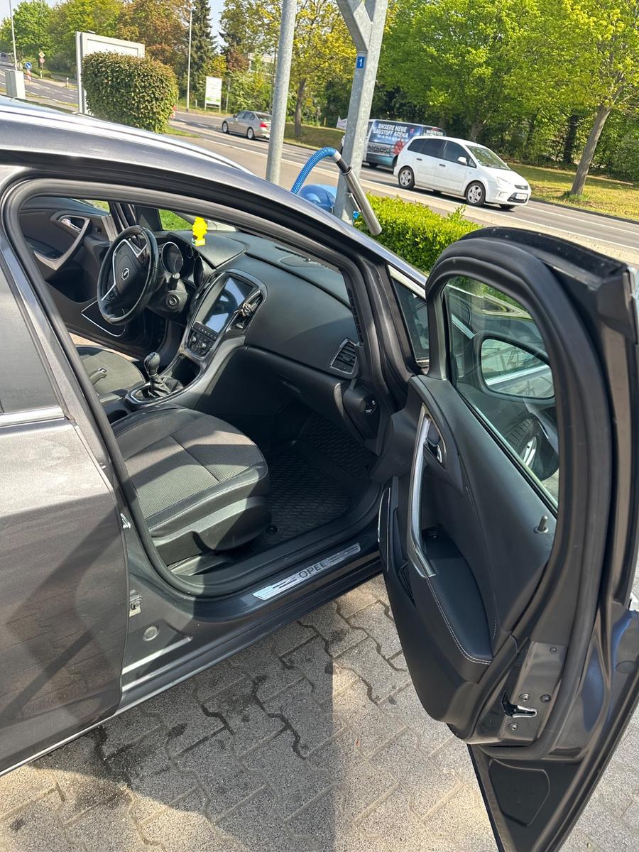 Opel Astra 2011 — engine 1.686 cm³, 125 HP (92kW)