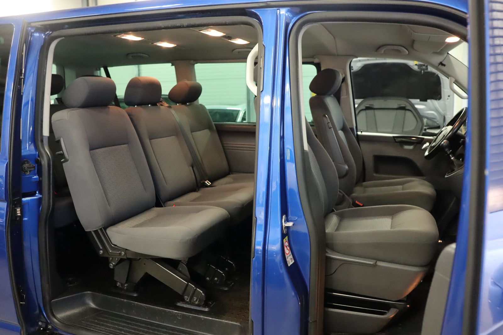 Fahrzeugabbildung Volkswagen T5 2.5 TDi Caravelle Comfort 8-Sitzer AHK Klima