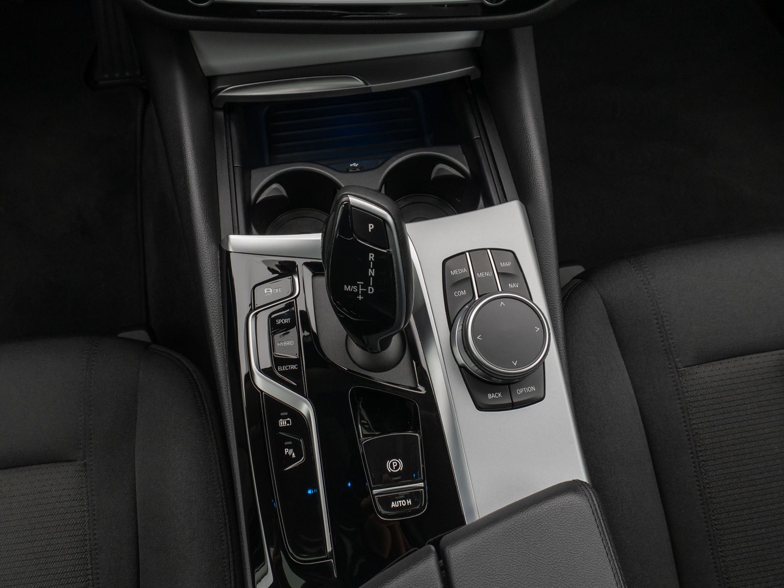 Fahrzeugabbildung BMW 530e xD Panorama Kamera CockPiPro DAB Alarm LED