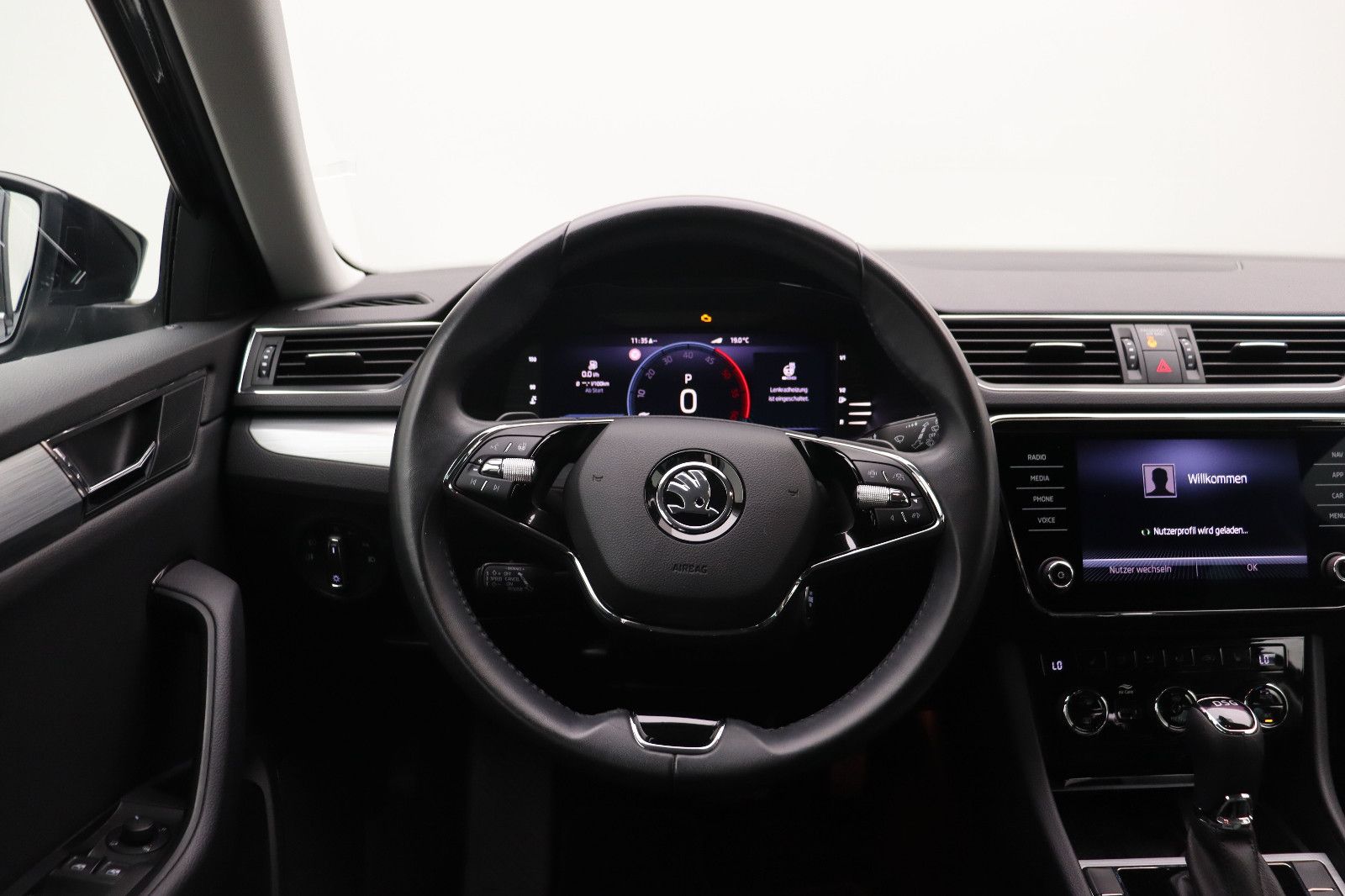 Fahrzeugabbildung SKODA Superb Combi Ambition LED ACC Navi DSG