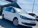 Volkswagen Sharan Highline BMT *LEDER*7SITZE*KAMERA*DSG* - Volkswagen Sharan in Lübeck