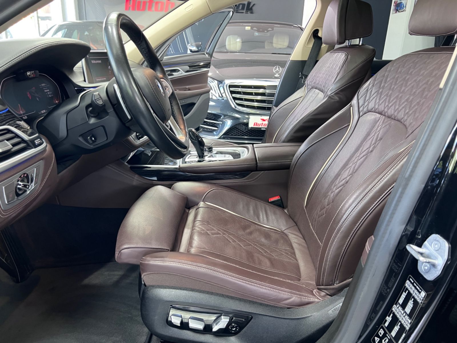 Fahrzeugabbildung BMW 750 d xDrive*LASER*TV*AHK*REMOTE-PARK*KAMERA*ACC
