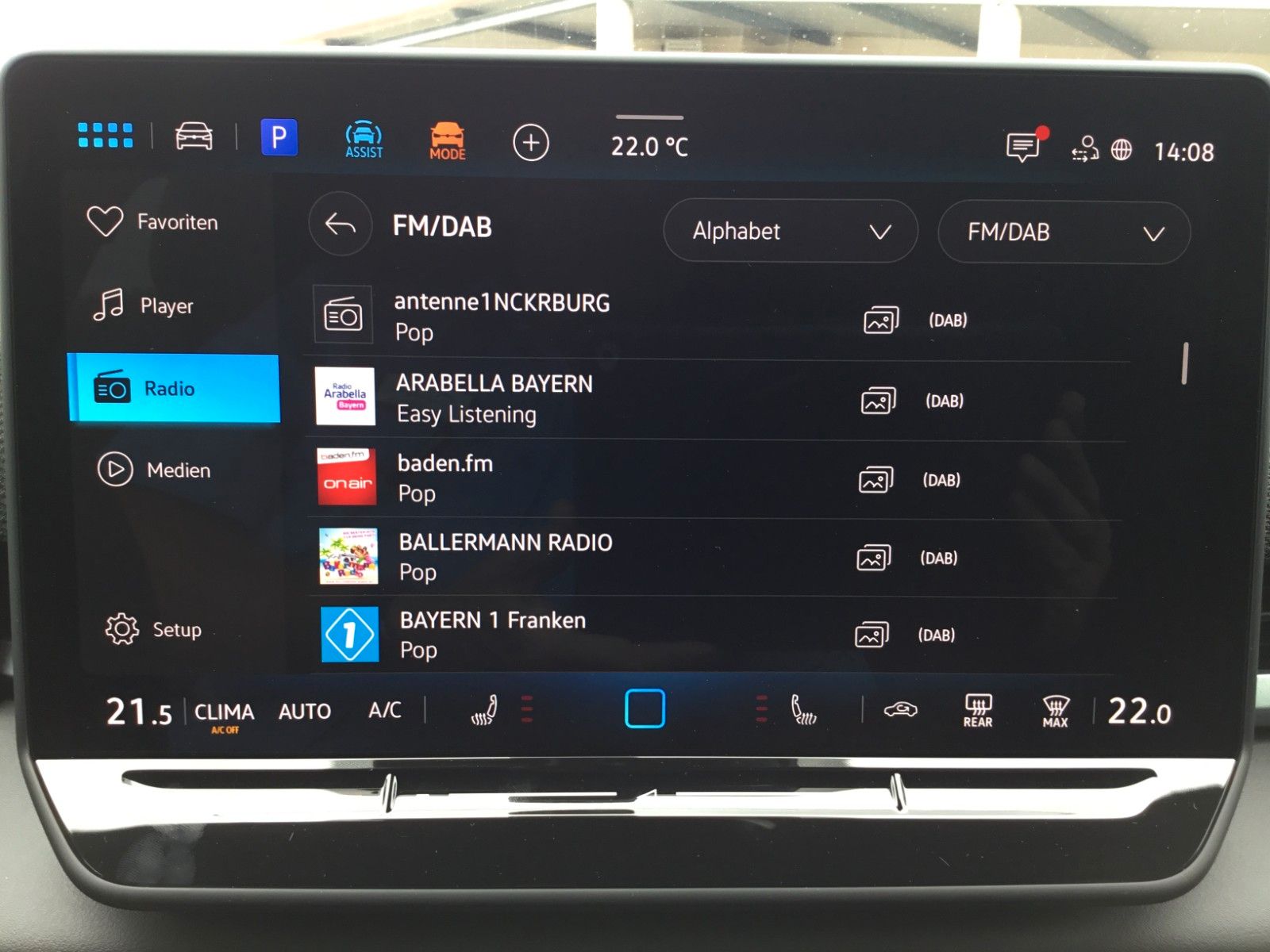 Fahrzeugabbildung Volkswagen T-Roc 1.5 eTSI DSG R-Line+AHK+LED+Navi+18"+Kessy