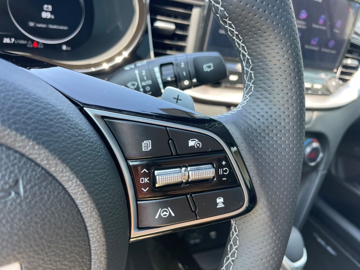 Fahrzeugabbildung Kia Ceed_sw GT Line LED Kamera Schiebedach JBL Navi