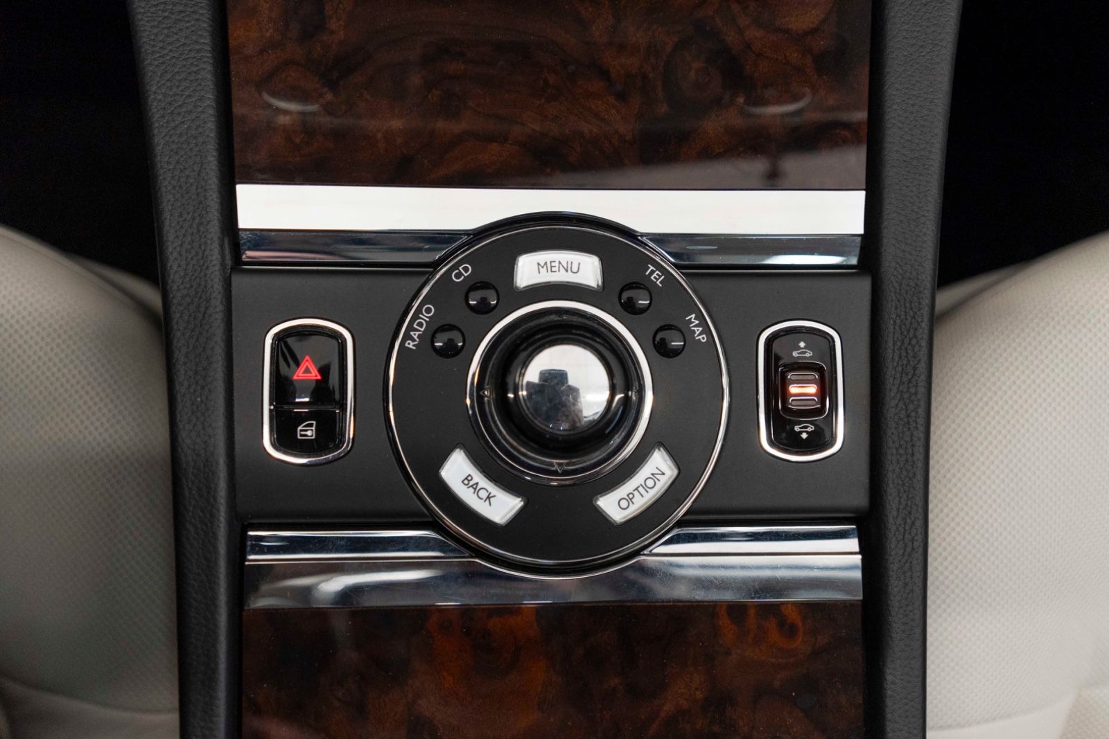 Fahrzeugabbildung Rolls-Royce Ghost V12 TWO TONE FACELIFT STERNHIMMEL KÜHLBOX