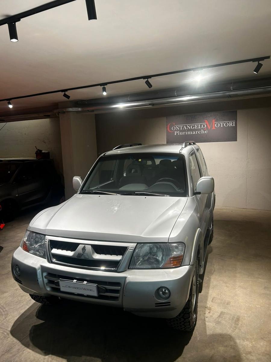 Mitsubishi Pajero 3.2 DI-D 3 portes | 160 ch | BVM | Attelage | Barres de toit | Capteur de pluie