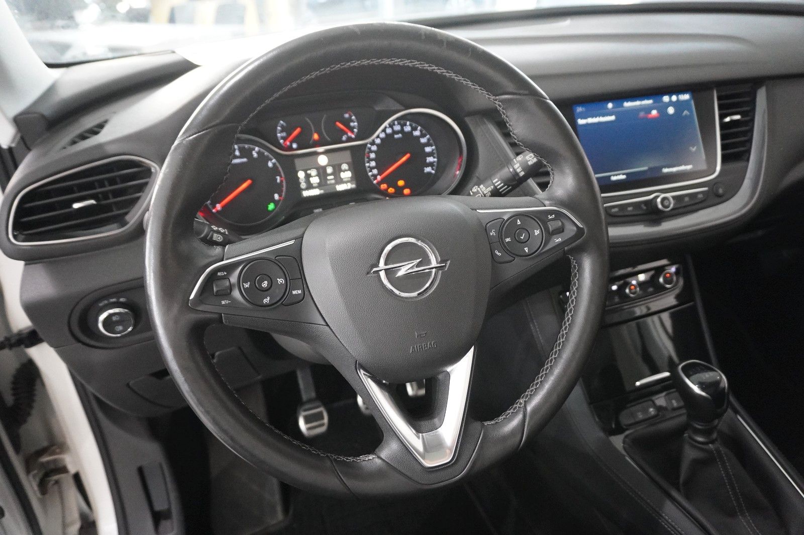Fahrzeugabbildung Opel Grandland (X) 1.2T INNOV. NAVI/LED/KAMERA/PANO.