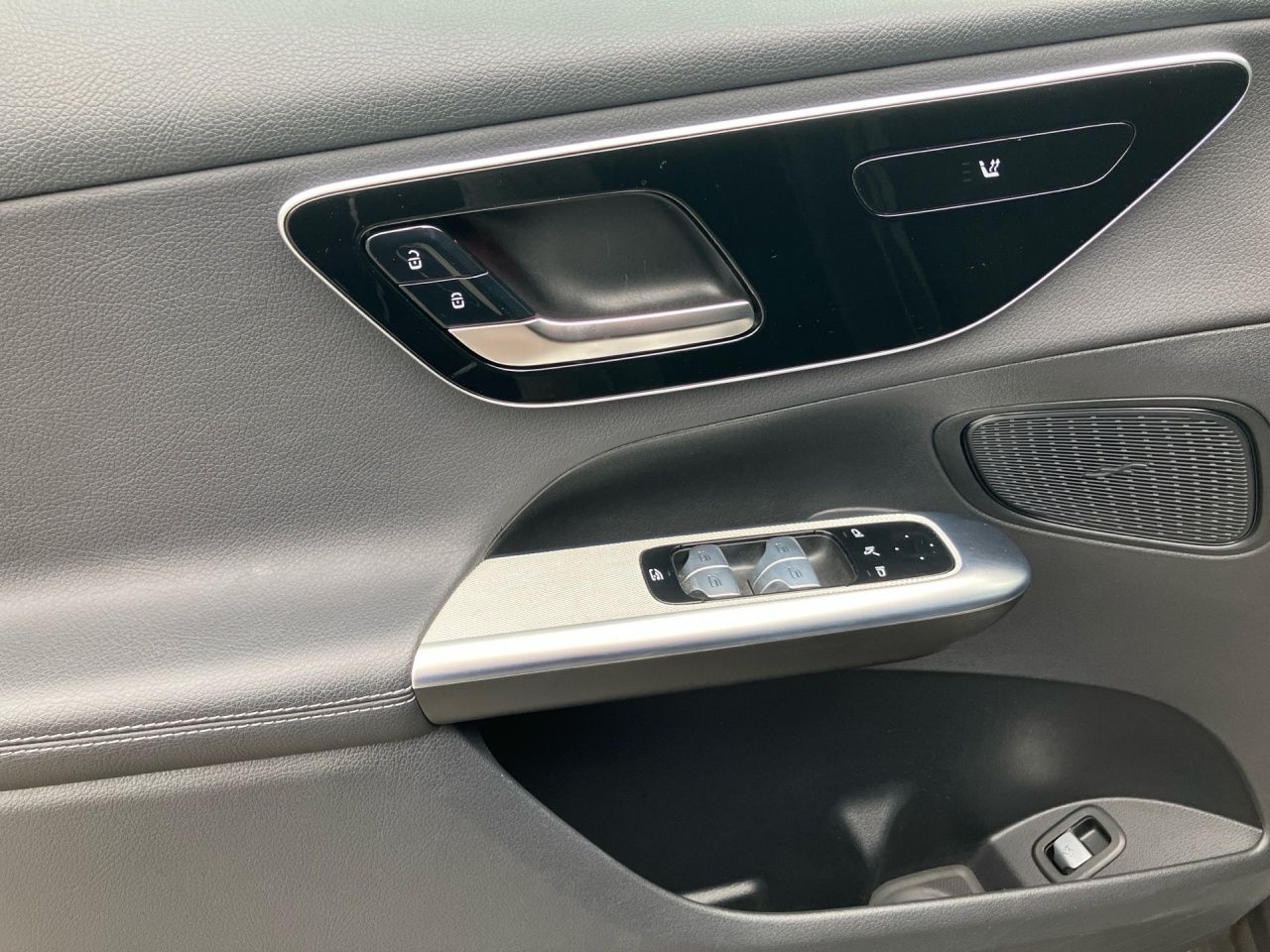 Fahrzeugabbildung Mercedes-Benz GLC 200 4M AVANTGARDE+AHK+EASYPACK+AMBIENTE+LED+