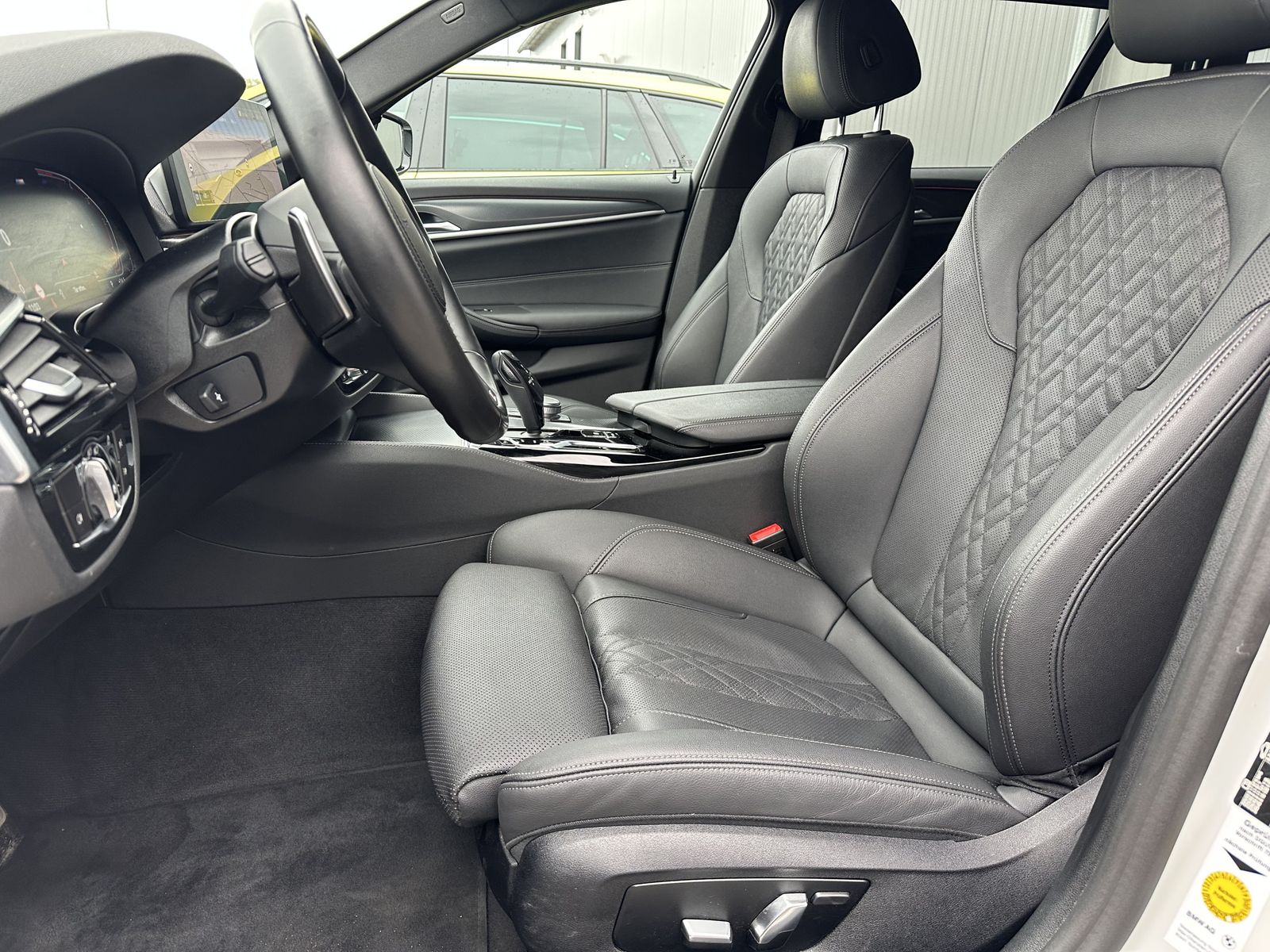 Fahrzeugabbildung BMW 520d Touring M-Sport NAV+LED+ACC+AHK+KAM+H&K+VC