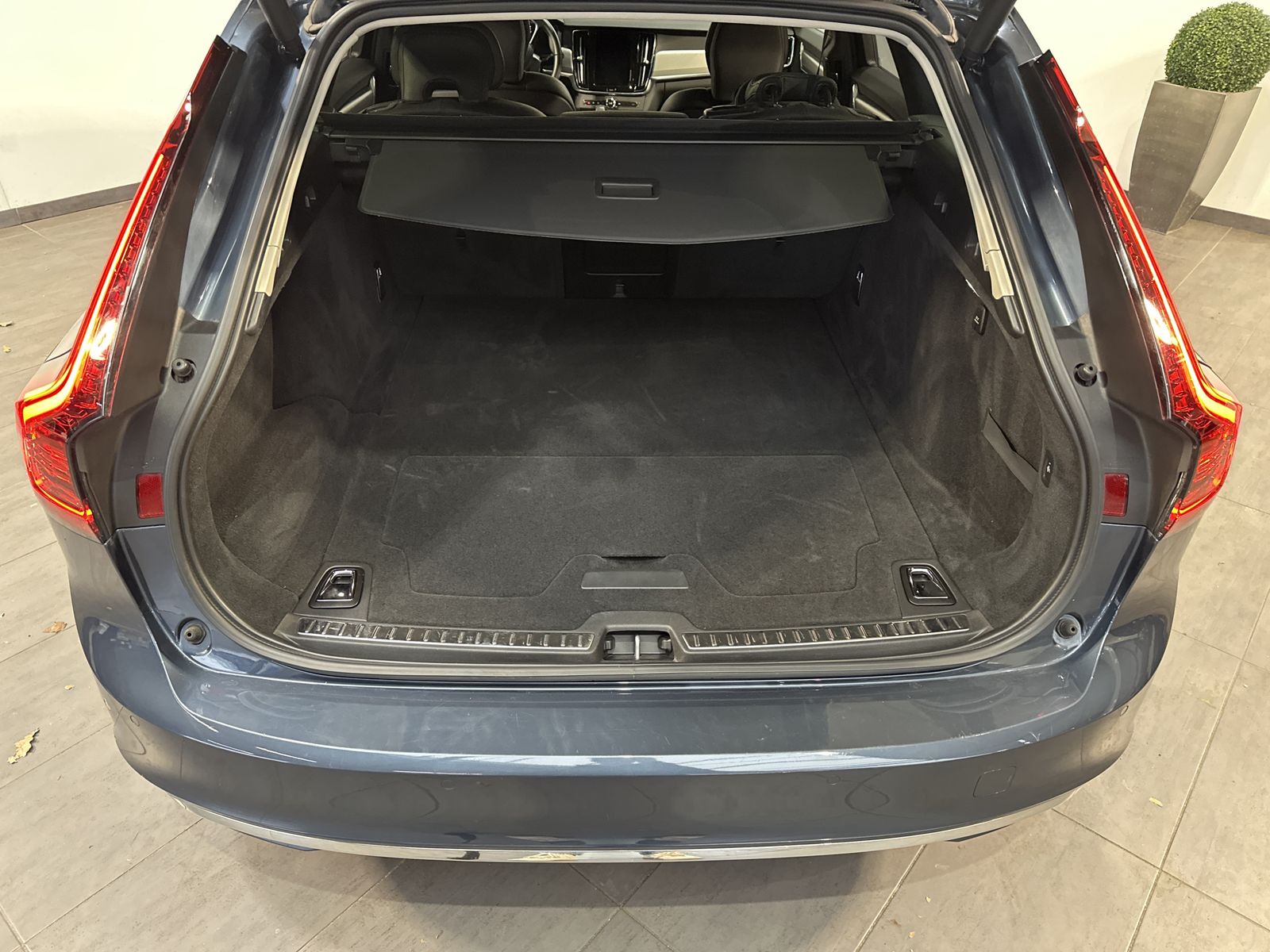 Fahrzeugabbildung Volvo V90 T6 Recharge AWD Core NAV+LED+KAM+AHK+VC+ACC