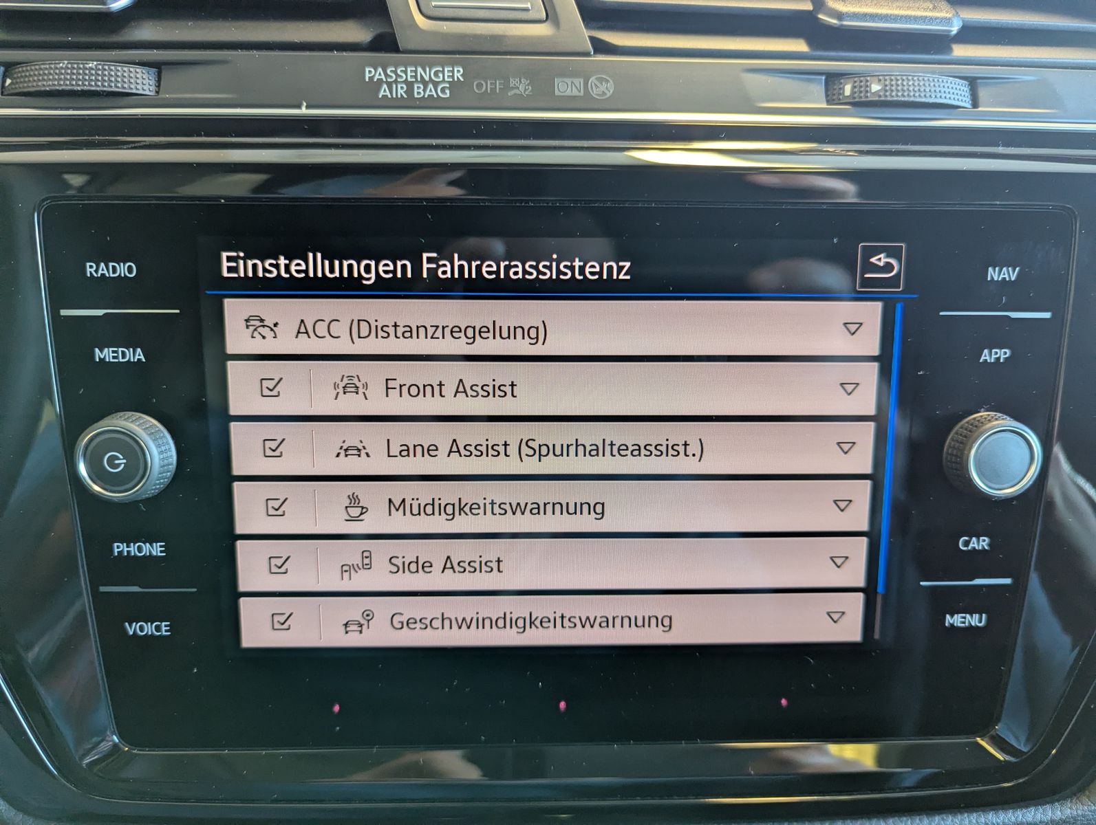 VW Touran 2.0 DSG R-Line High. Pano 7-Si IQ.Dri AHK - Image 34