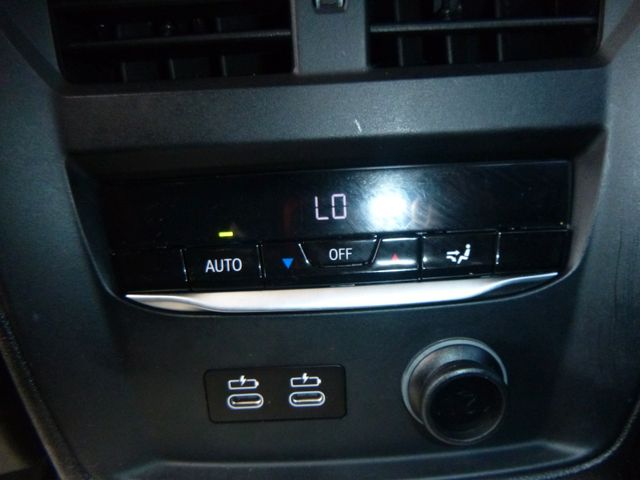 Fahrzeugabbildung BMW 320 i Touring >AUT/AHK/NAV/LED-Licht/PDC<