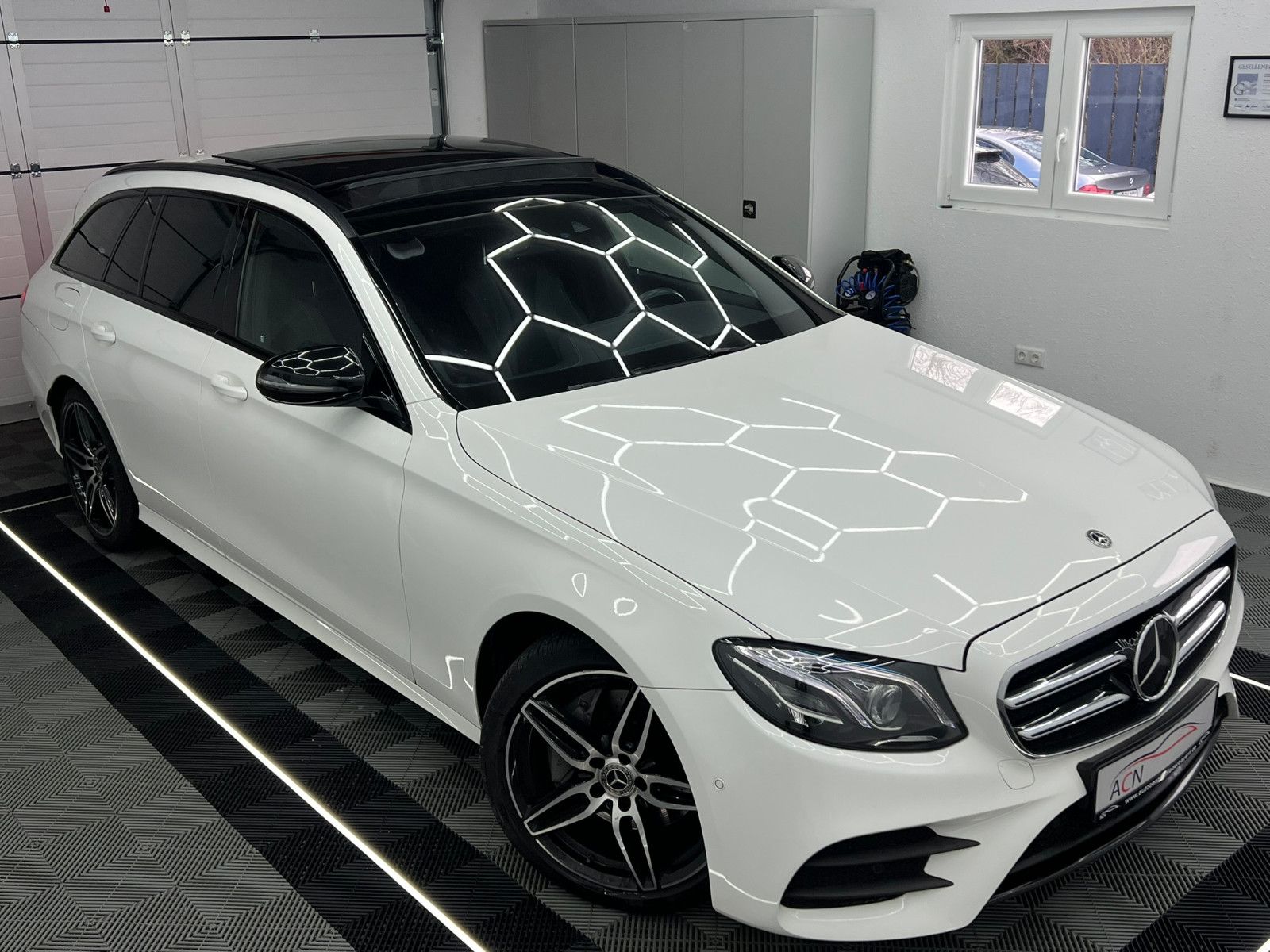 Fahrzeugabbildung Mercedes-Benz E 220 d AMG-LINE/PANO/BURMESTER/DISTRONIC PLUS