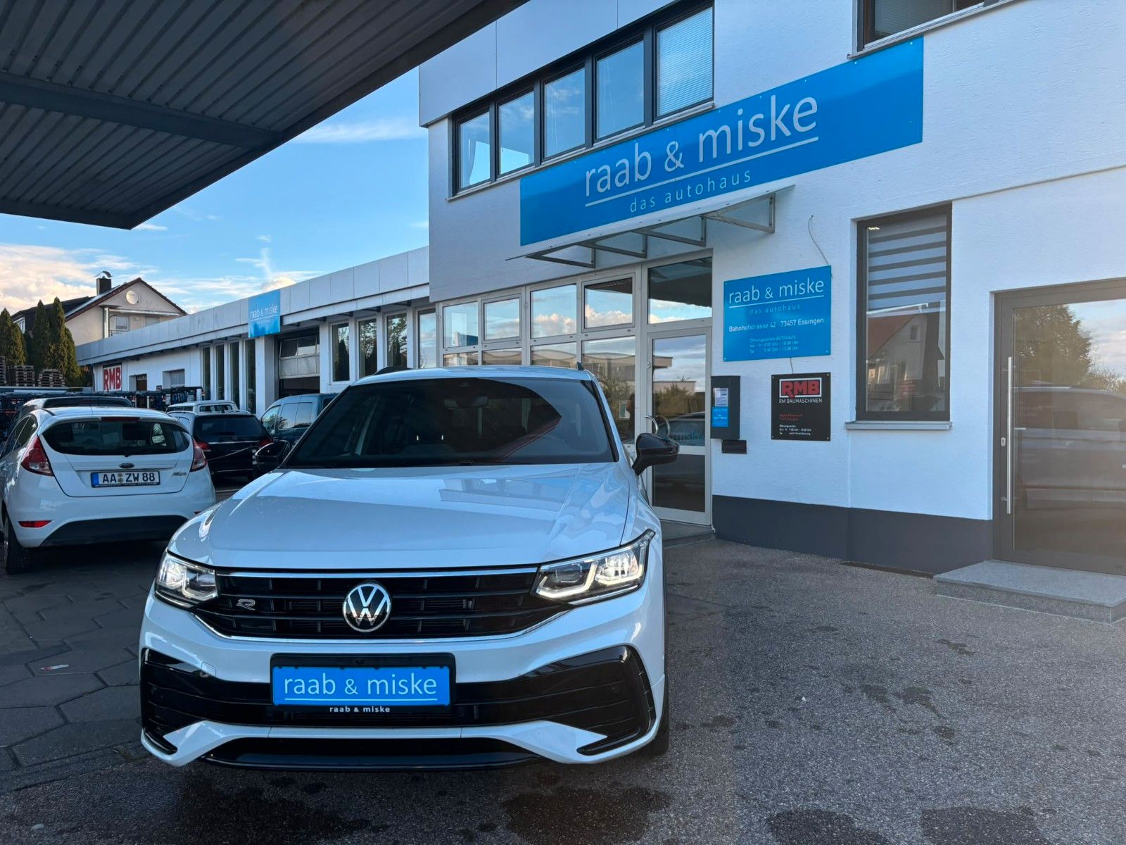 Volkswagen Tiguan R-Line 4Motion *AHK/Navi/360°/SHZ*