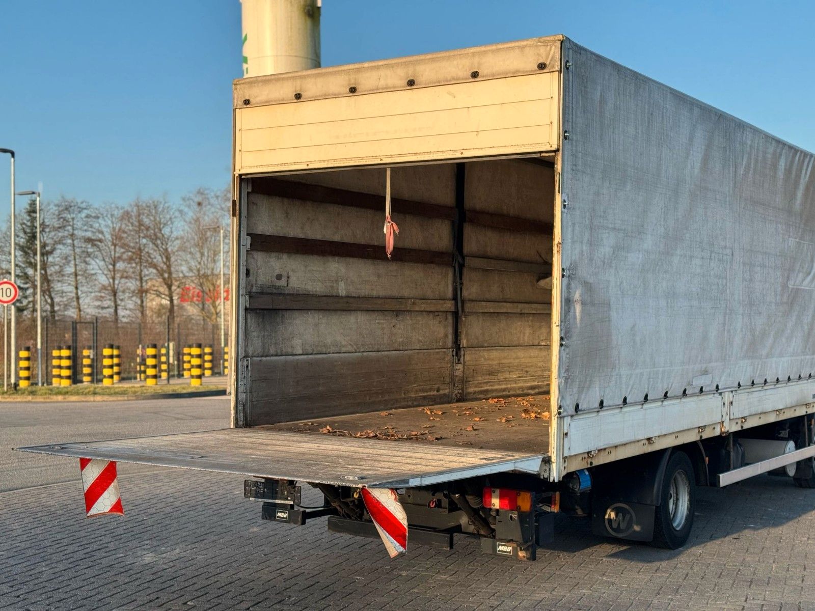 Fahrzeugabbildung MAN TGL 8.180 4x2 Pritsche Plane LBW