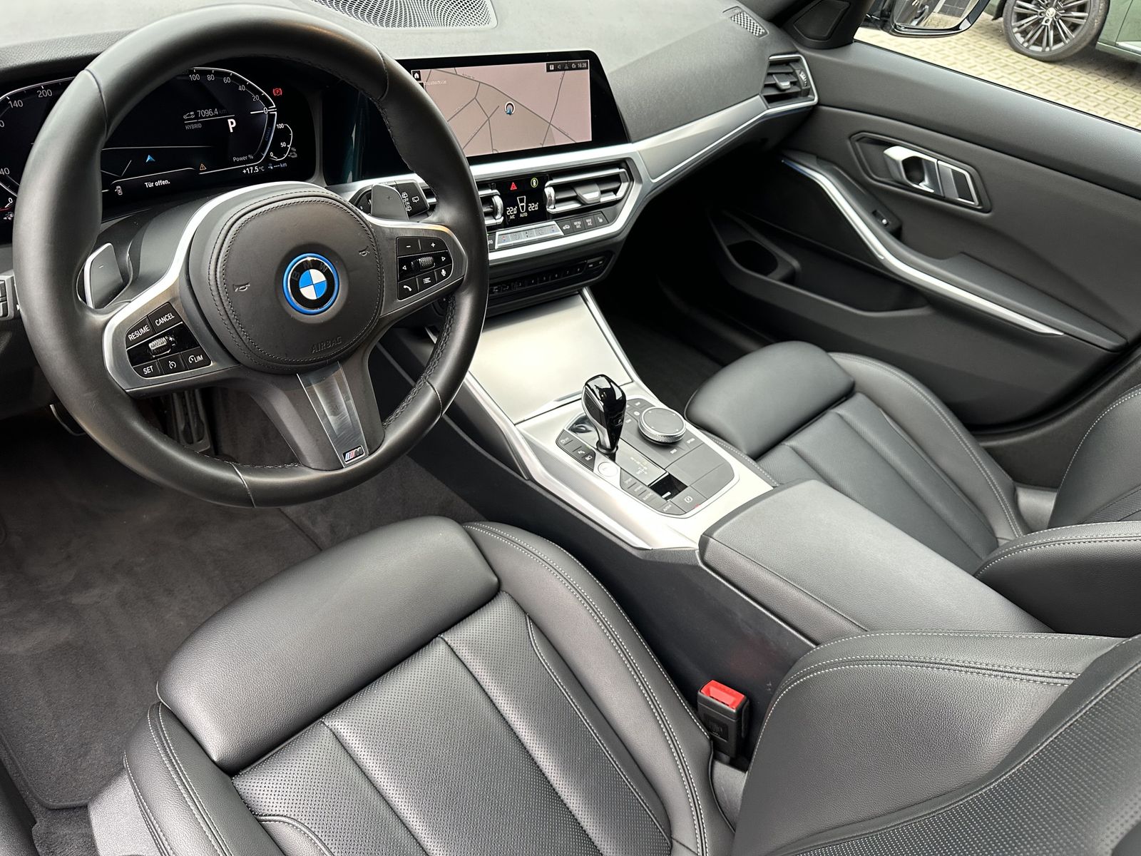 Fahrzeugabbildung BMW 320e Touring M-Sport NAV+LASER+HEAD-UP+KAMERA+VC