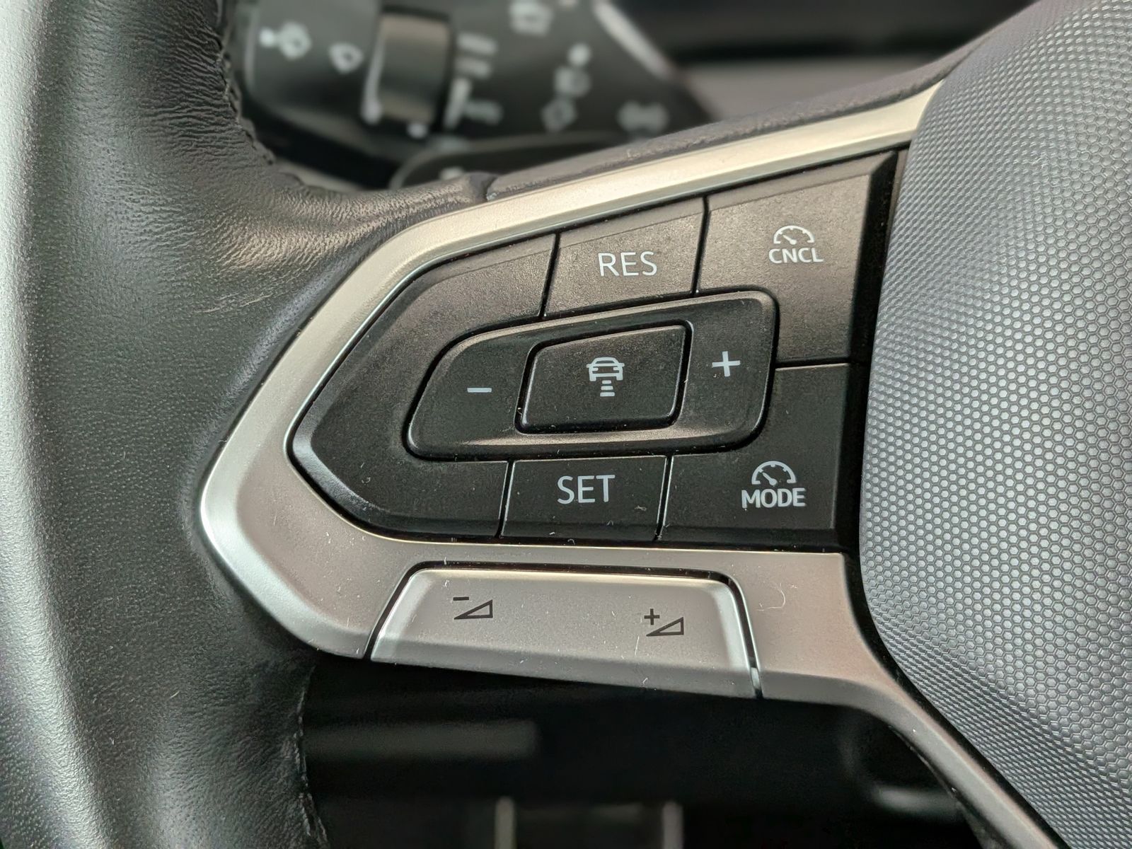 Fahrzeugabbildung Volkswagen Tiguan 1.5 eTSI ENERGY HD-Matrix 360 Pano AHK 19