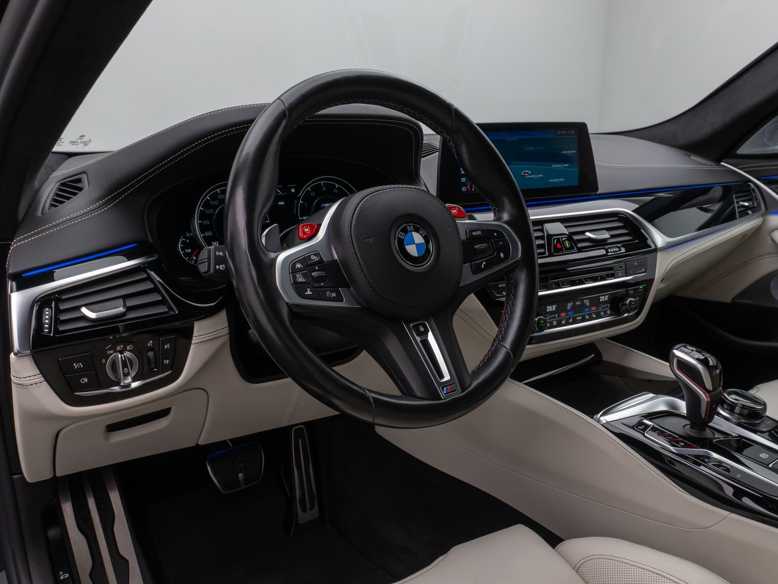 Fahrzeugabbildung BMW M5 xD 360°HUD DAB B&W SoftCl Massage Komfort