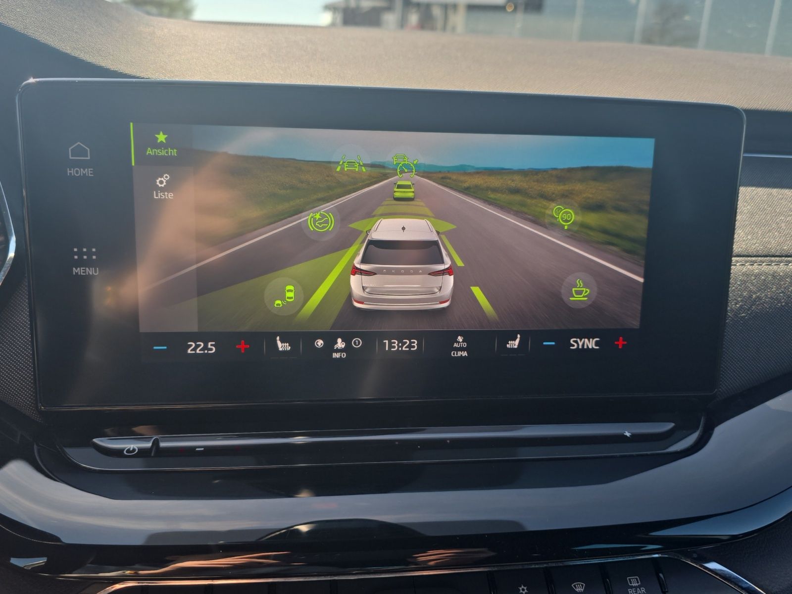 Fahrzeugabbildung SKODA Octavia Combi Style 1.5 TSI Matrix Navi AHK ACC