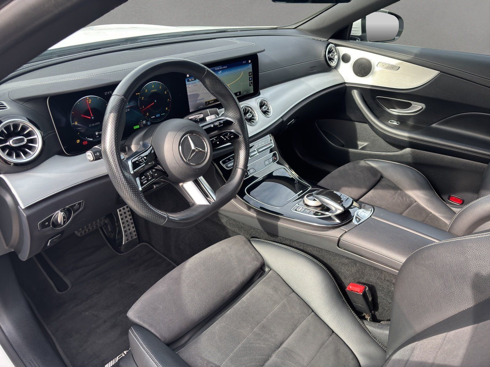 Fahrzeugabbildung Mercedes-Benz E200 Cab AMG HughEndMBUX Business AIRSCARF Totwi