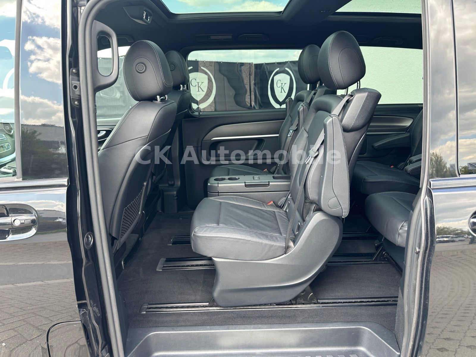 Fahrzeugabbildung Mercedes-Benz V 300d 4 Matic AVANTGARDE AMG-Line/6 Sitze/Pano