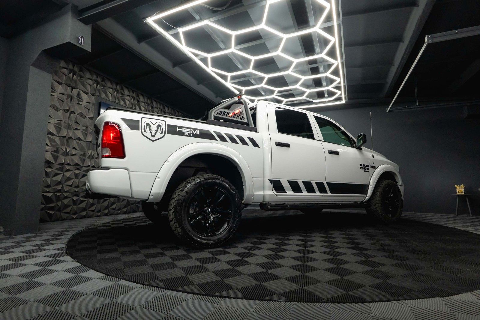 Fahrzeugabbildung Dodge RAM 5.7 V8 HEMI 4x4 OFFROAD Night-Paket *LED*19%