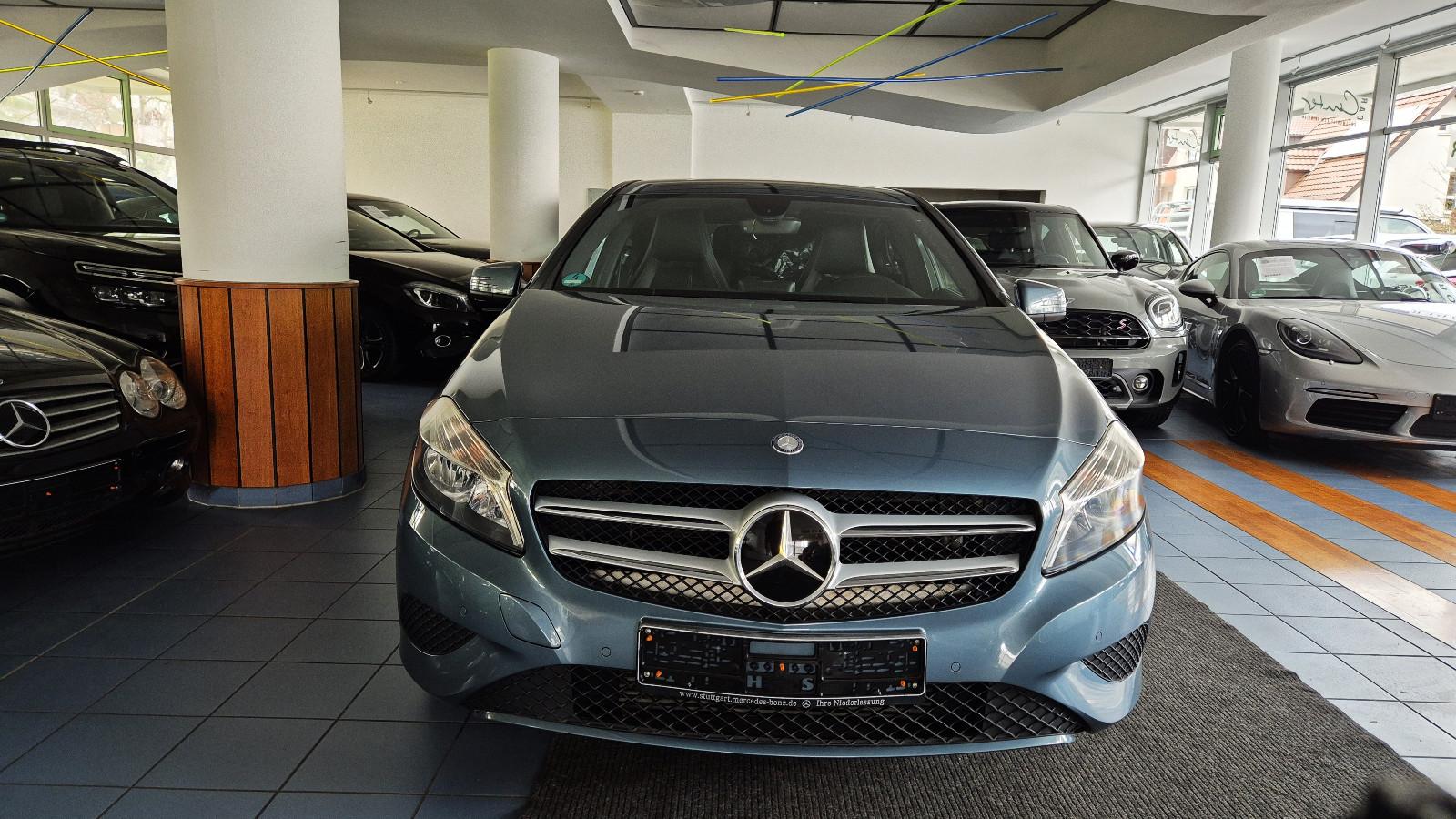 Mercedes-Benz A 180 Urban/17"/Navi/Parkassist/SHZ/Scheckheftge