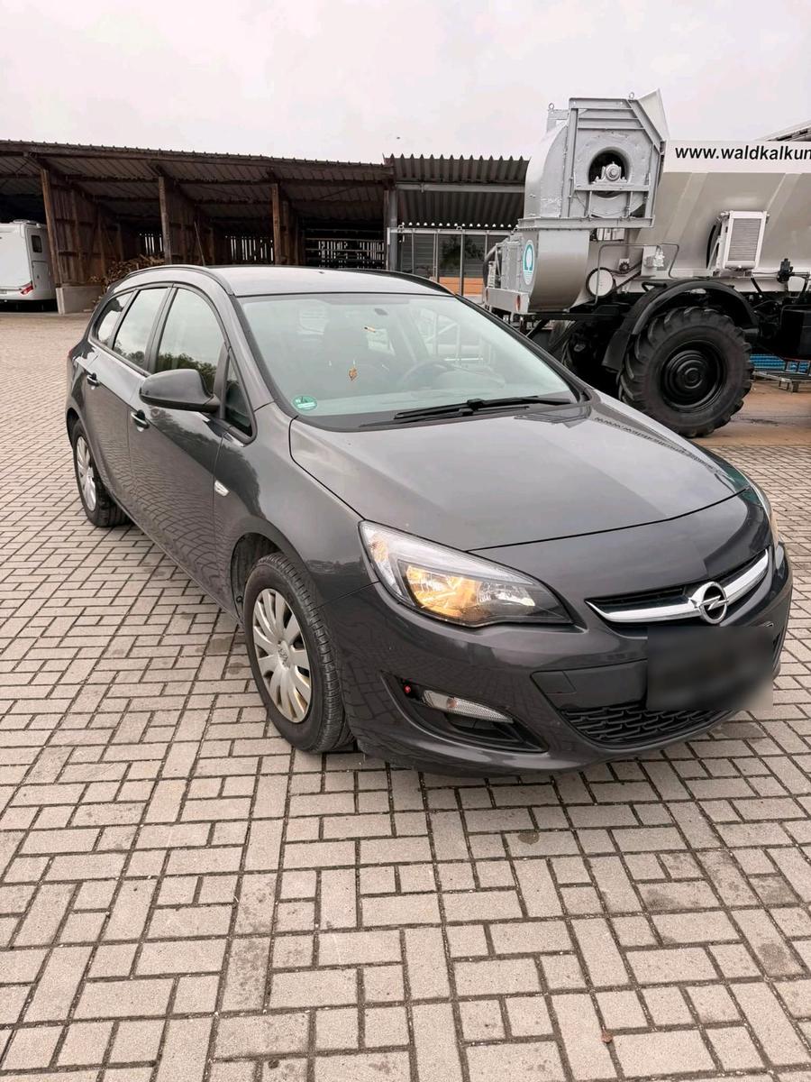 Opel Astra 2015 — rear view
