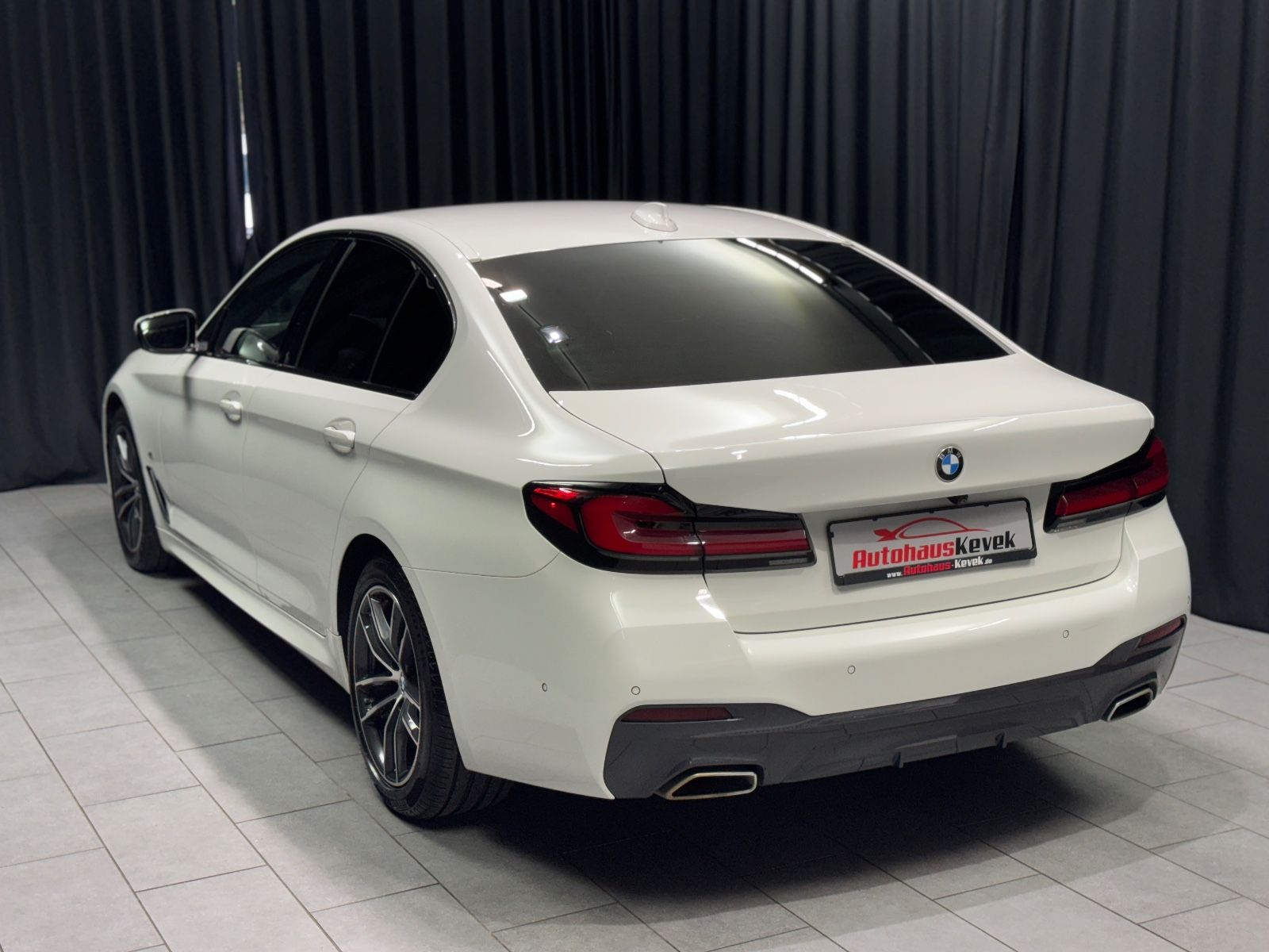 Fahrzeugabbildung BMW 520d xDrive M Sport|HEAD-UP|ACC|LASER|