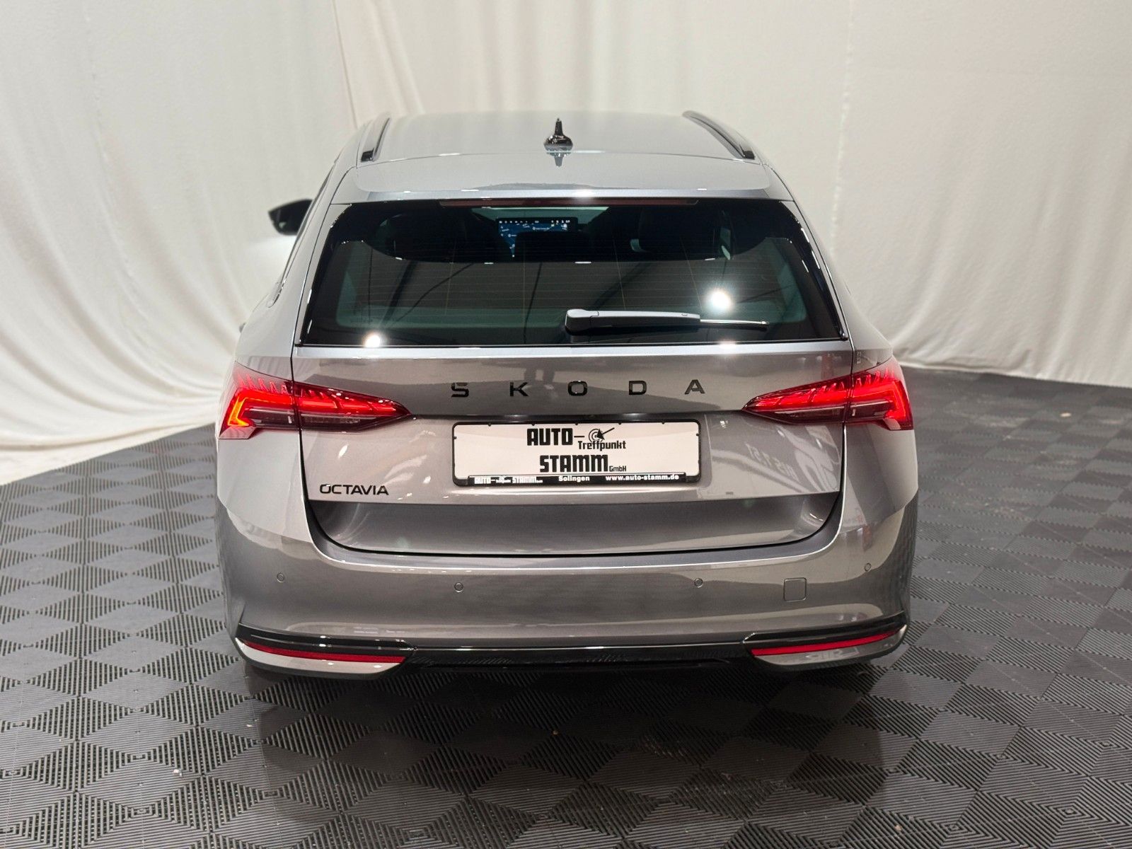 Fahrzeugabbildung SKODA Octavia Combi 2.0 TDI Sportline Infot. Paket