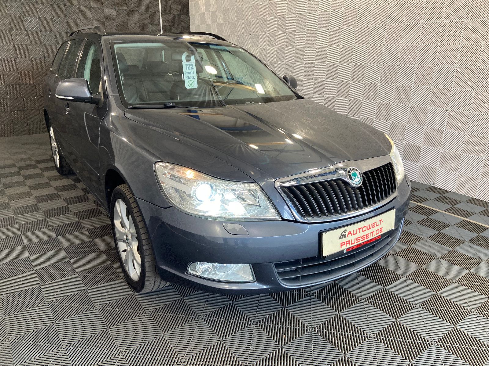 Gebrauchtwagen Skoda Octavia Octavia Combi 4X4*ELEGANCE*XENON-PDC-S.DACH-AHK in Horb am Neckar