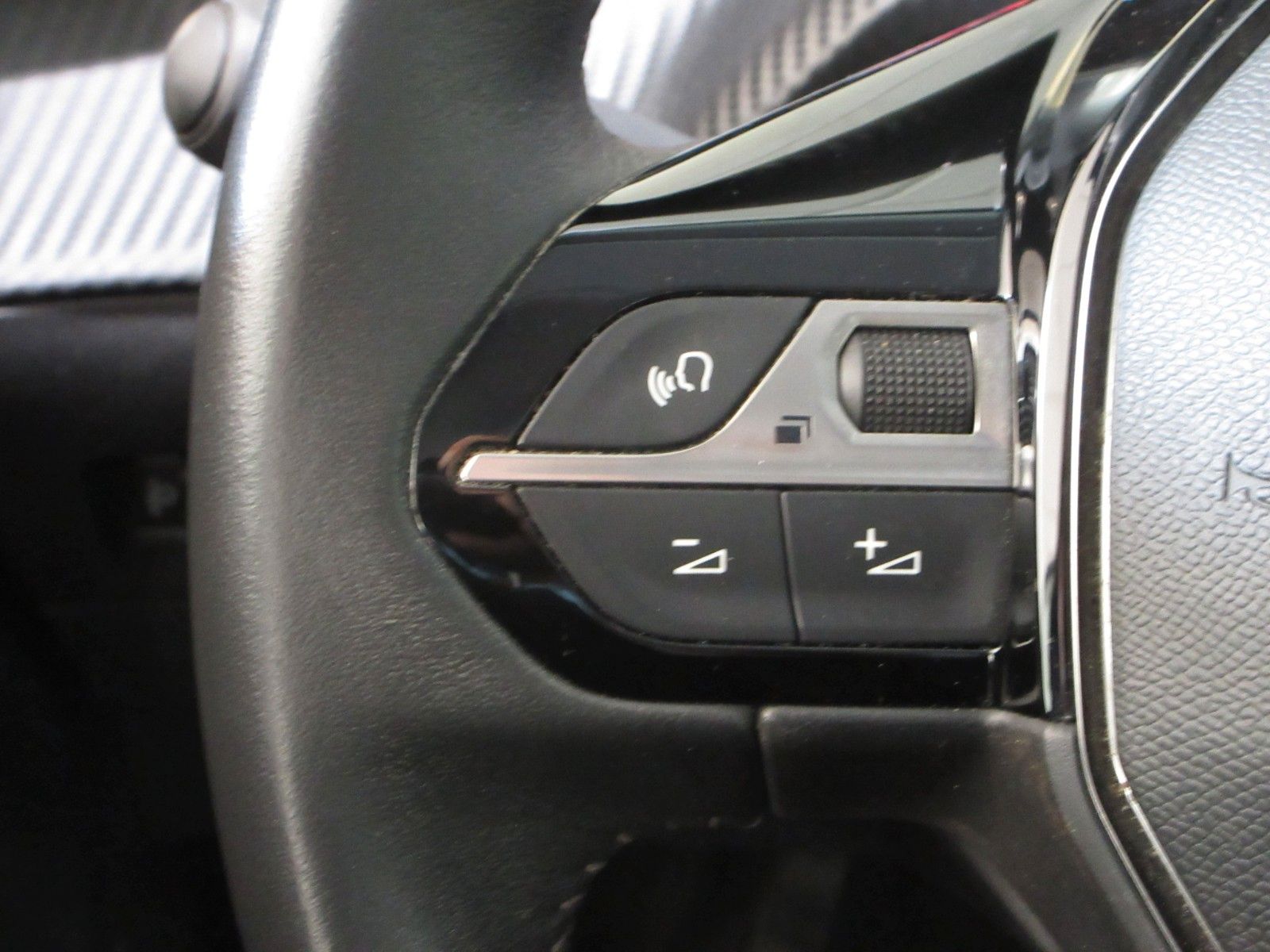 Fahrzeugabbildung Peugeot 2008 Active LED/NAVI/PDC/CAM/SHZ