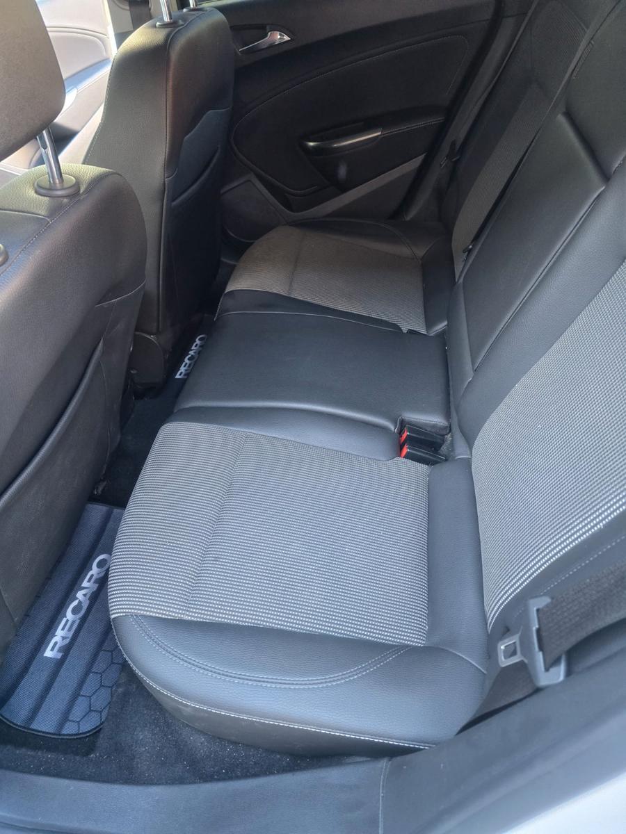 Opel Astra 2011 — photo 7